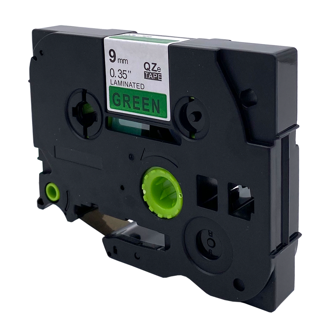 Zwarte labelmaker cartridge met groen label. Er staat 9mm 0.35" GELAMINEERD GROEN.