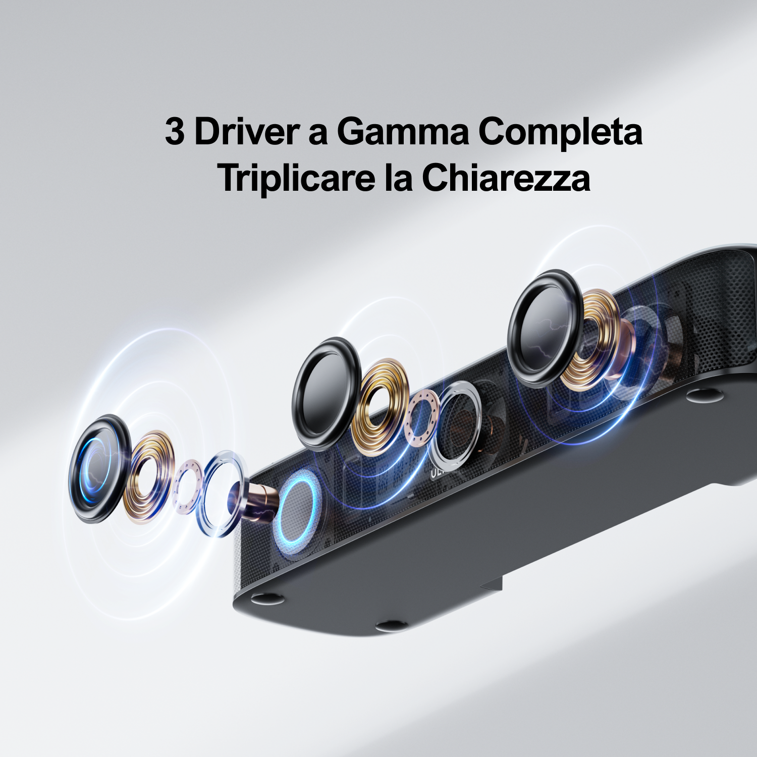 Una soundbar nera con tre driver full-range è visualizzata su uno sfondo bianco.