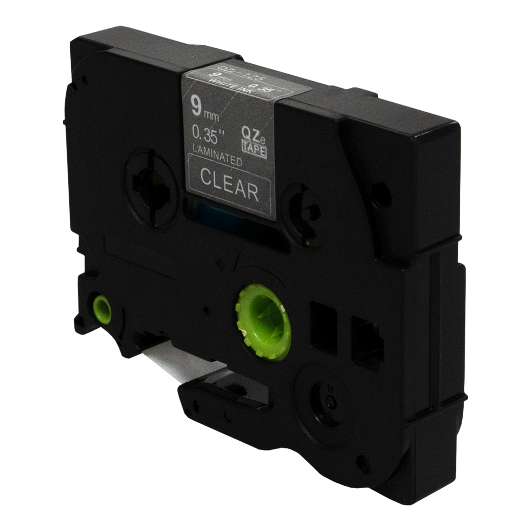 Zwarte labelmaker cartridge met doorzichtig label, witte tekst en groene accenten.