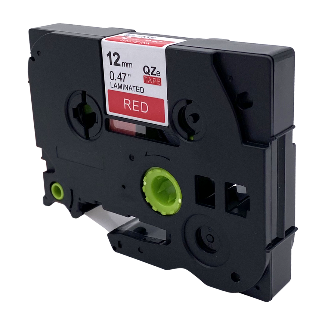 Zwarte labeltape cartridge met rood label. Tekst: 12mm 0.47" LAMINATED RED TAPE.