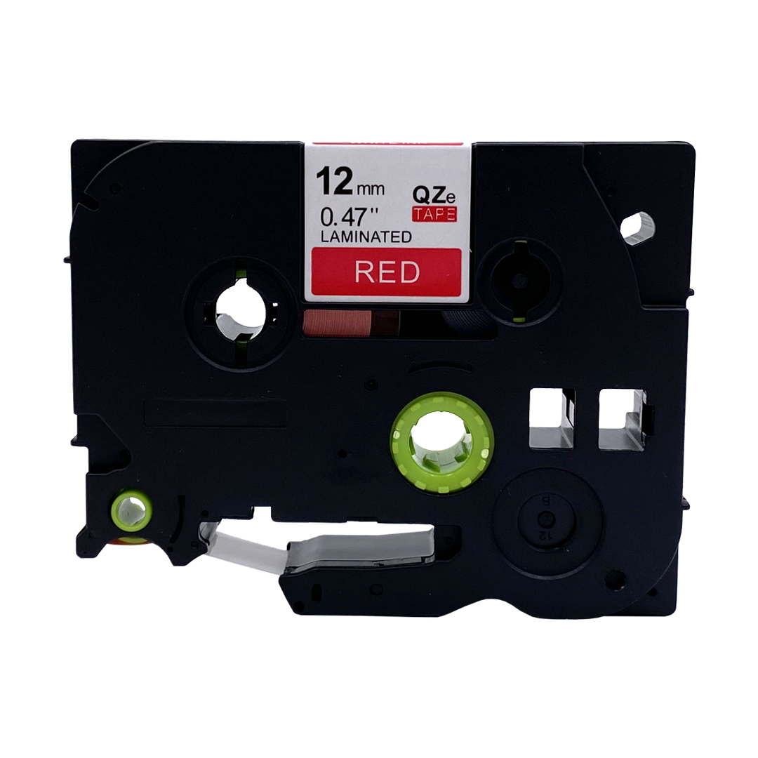 Een zwarte labeltape cartridge met rode tekst die RED luidt.