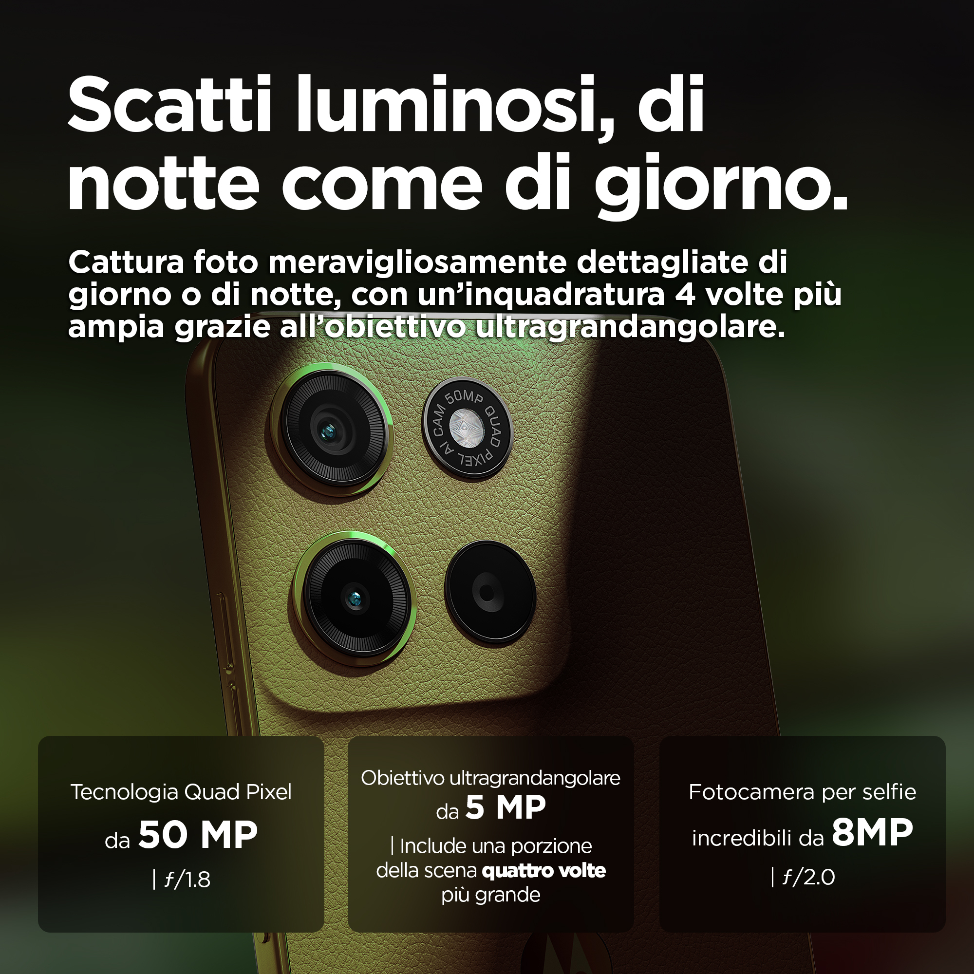 Zbliżenie telefonu z trzema aparatami i opisem.