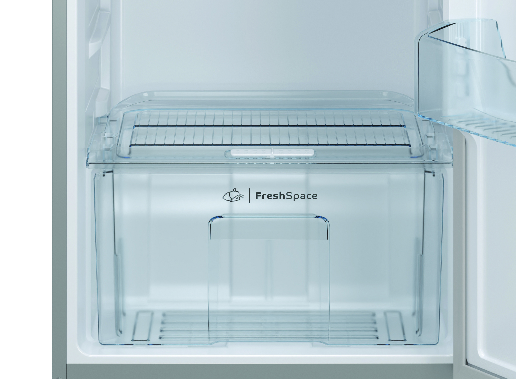 All'interno di un frigorifero, è visibile un cassetto in plastica trasparente con l'etichetta 'FreshSpace'.