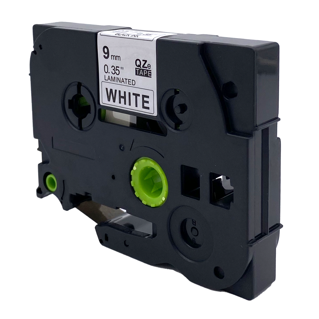 Witte label tape cartridge, zwarte behuizing, witte achtergrond.