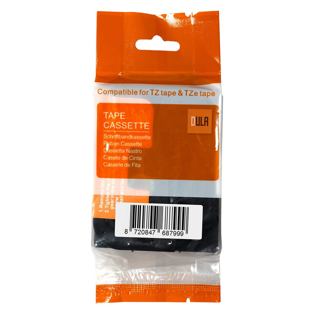Zwarte tape cassette in een oranje en transparante plastic verpakking.