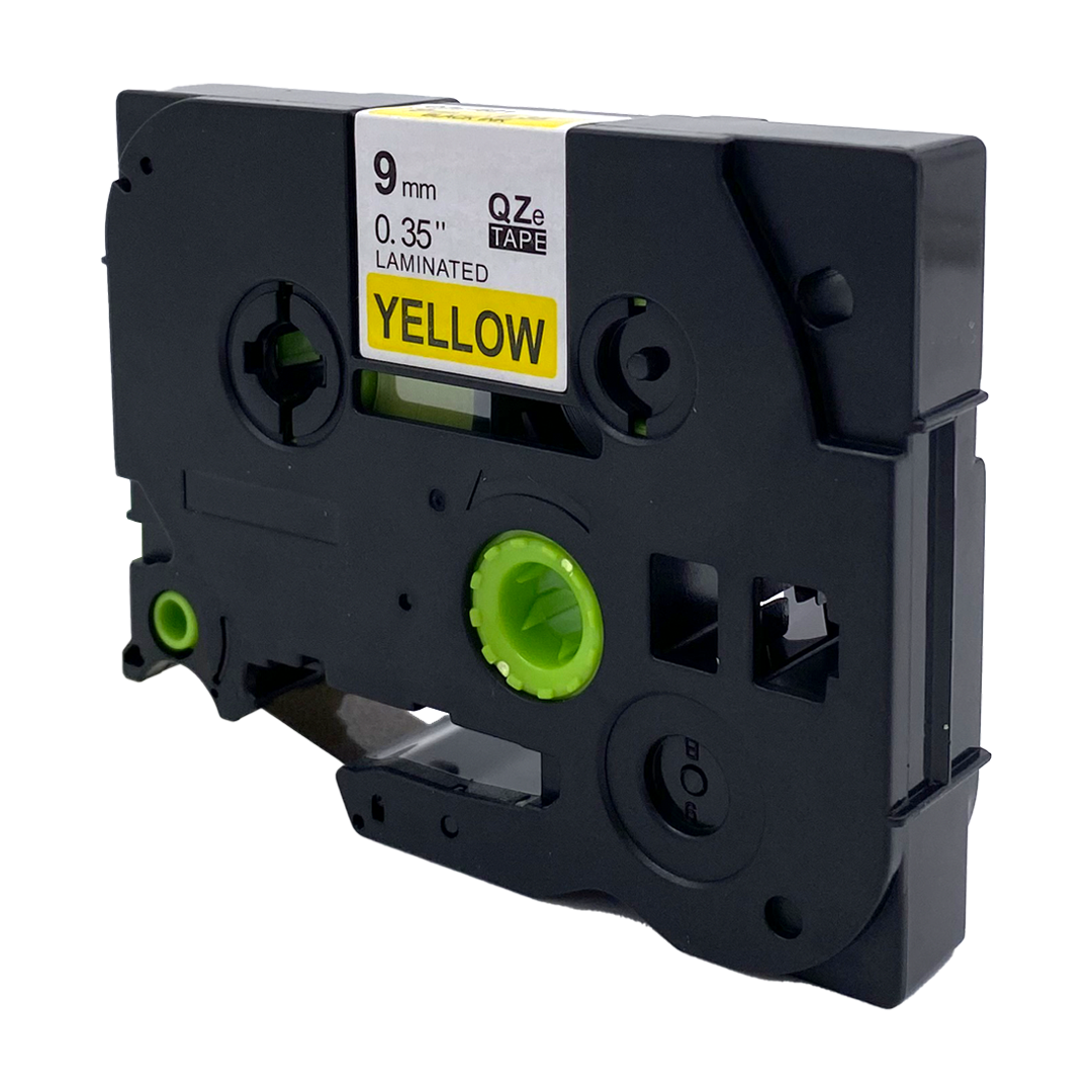 Zwarte tapecassette met geel label voor labelprinters.