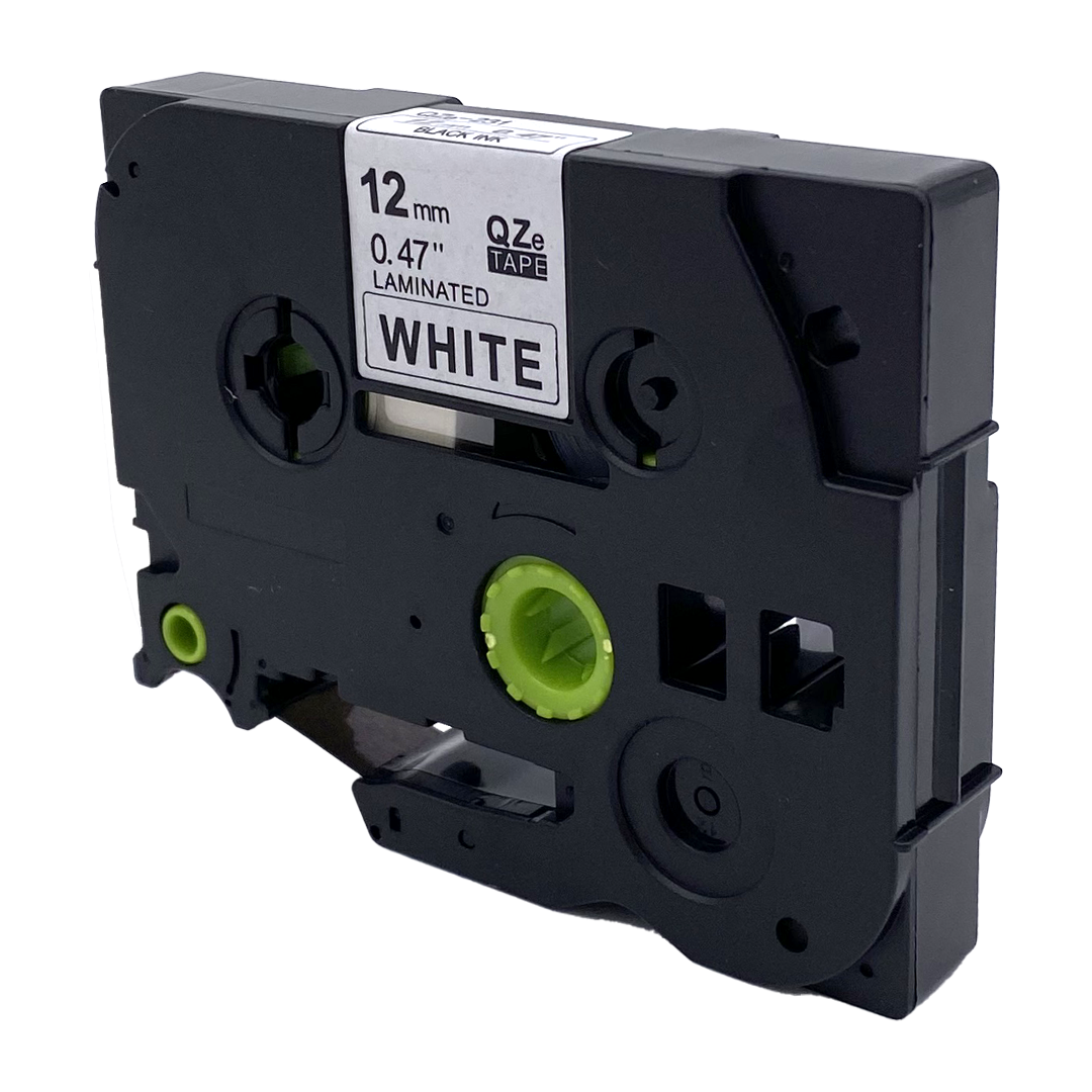 Zwarte labelmaker cartridge met wit label, tekst en een groen binnenwerk.