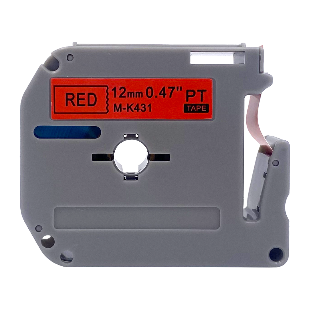 Een grijze labeltape cartridge met rode tekst die RED luidt.