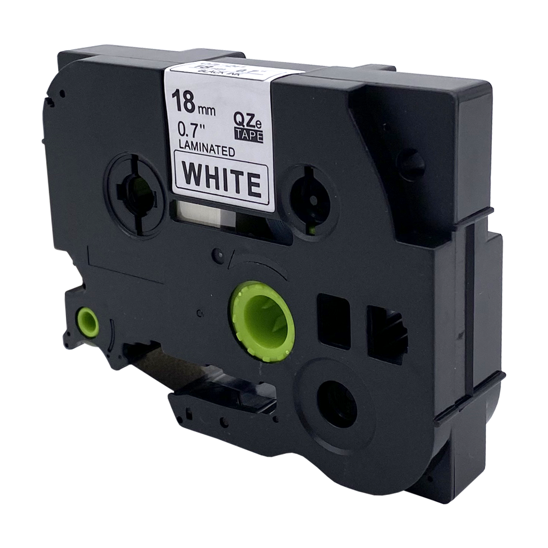 Zwart labeltape met witte tekst: 18mm, 0.7", wit gelamineerde tape. Groene interne componenten.