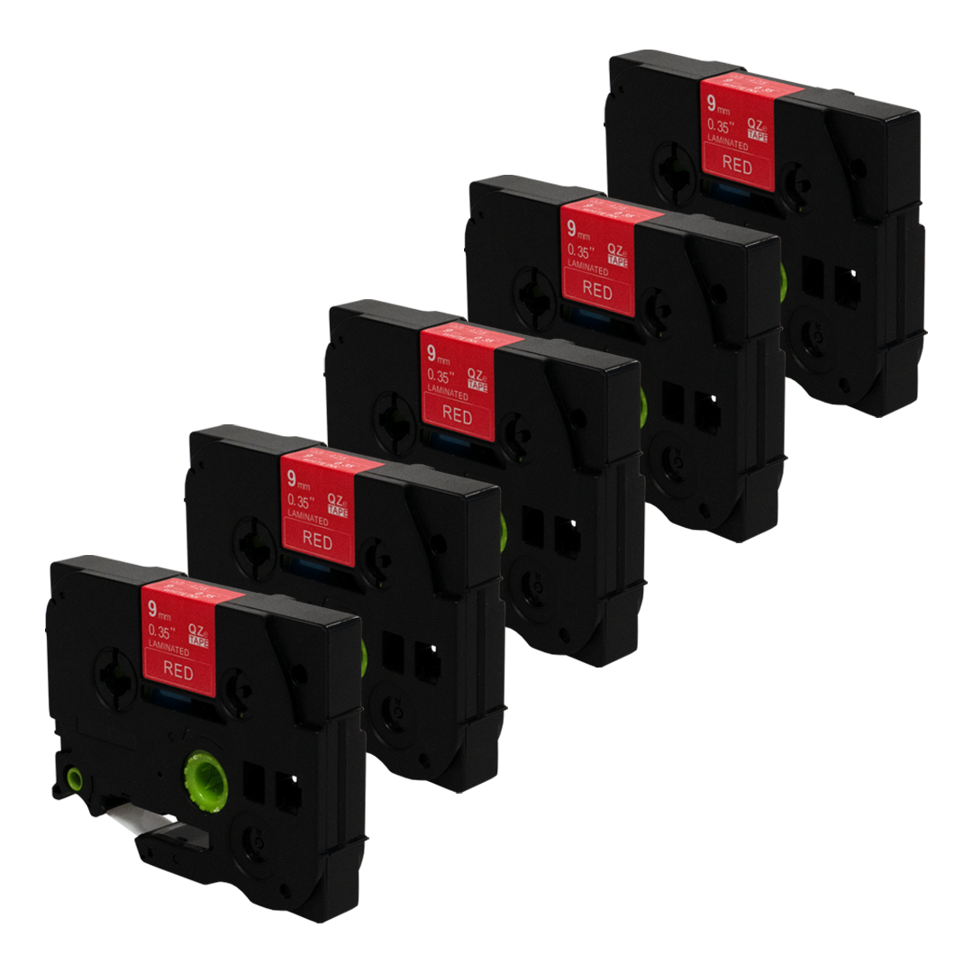 Vijf zwarte labelmaker cartridges. Elke cartridge bevat een rood label met witte tekst. Label zegt RED.