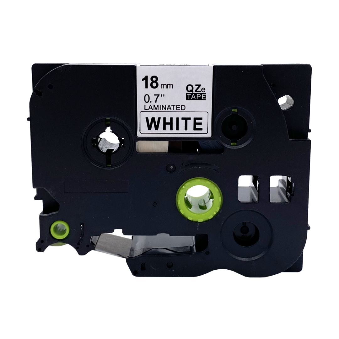Witte labeltape-cartridge met witte tekst op een witte achtergrond.