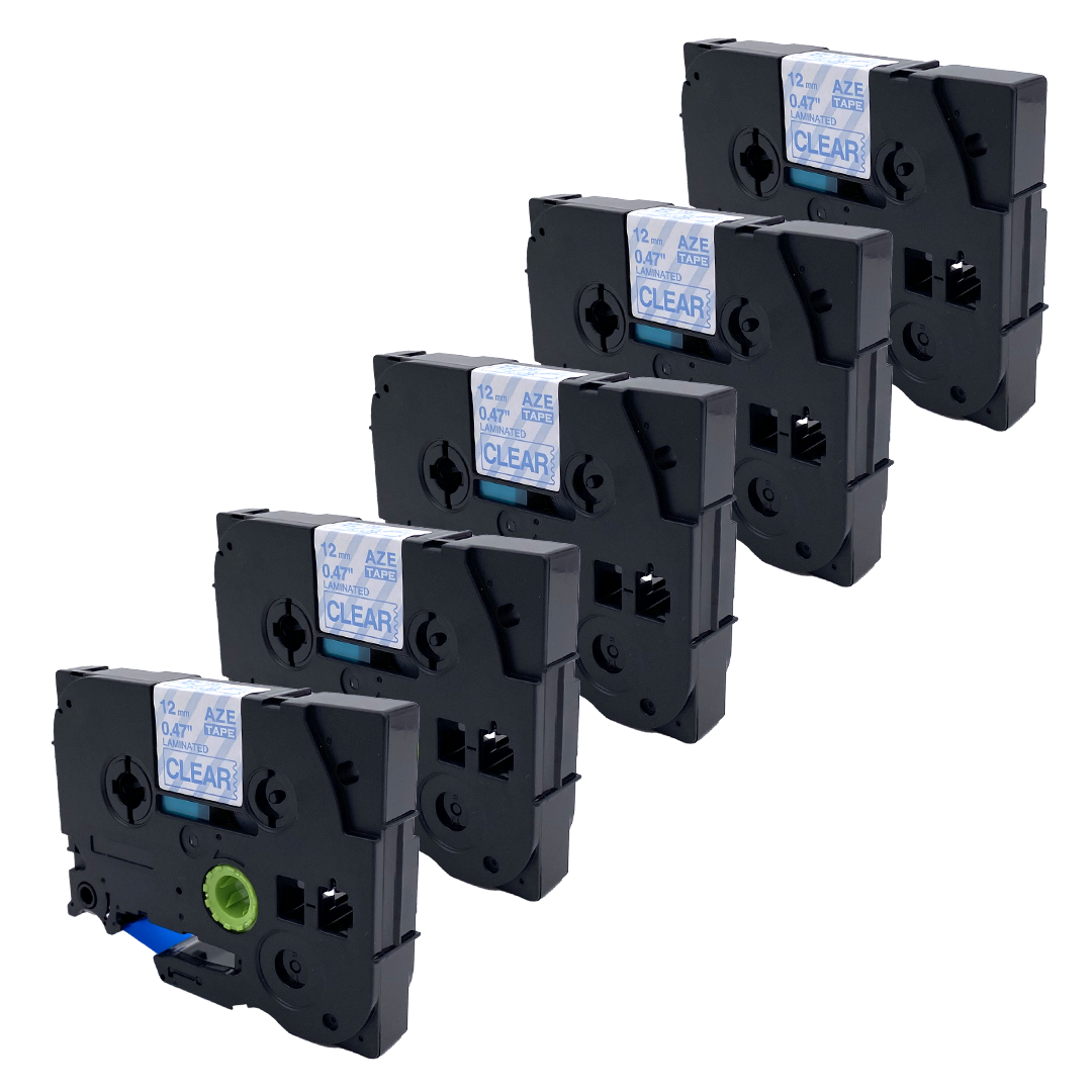 Zes zwarte labelmaker cartridges, allemaal met doorzichtige tape labels.