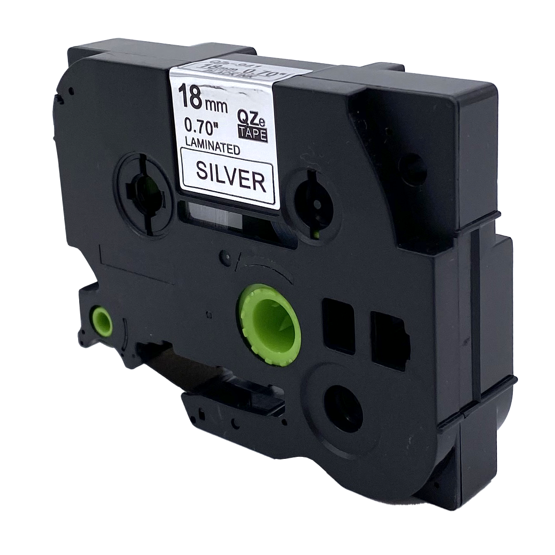Zwarte labelmaker tape cartridge met zilveren tekst.