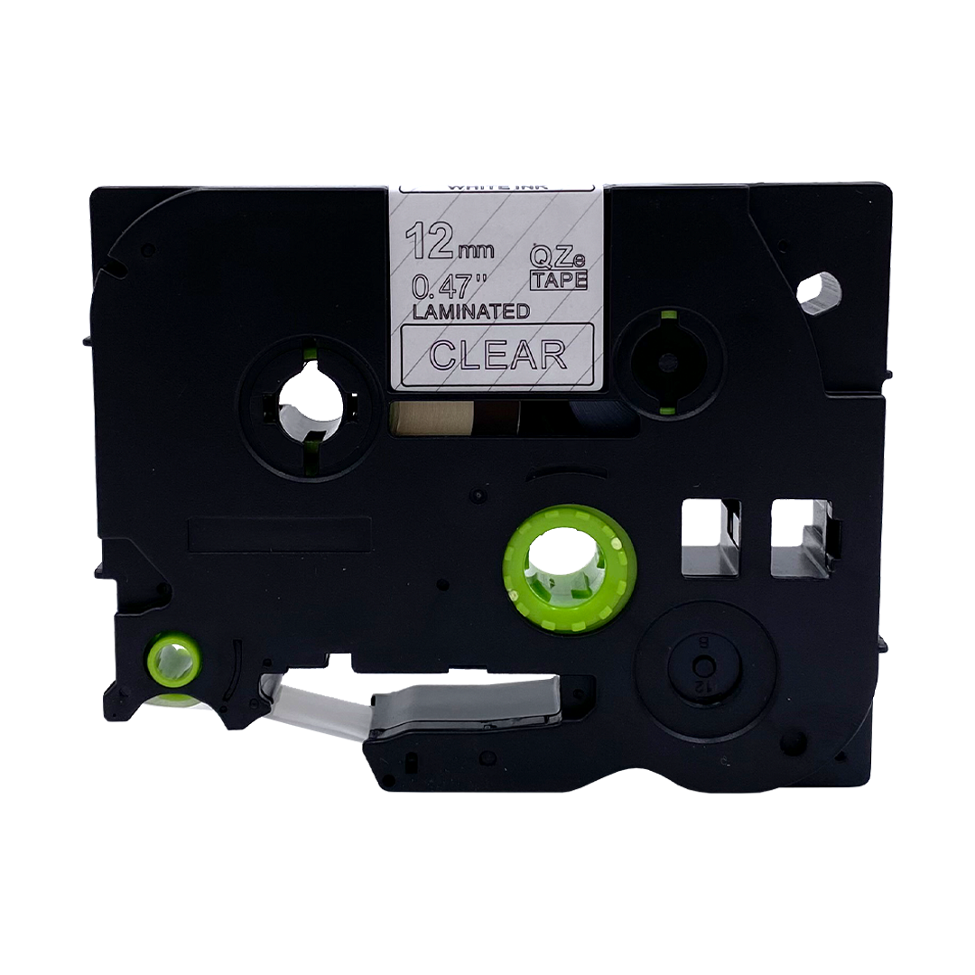 Zwarte etikettentape cartridge met transparante tape. Witte tekst op het etiket. Groene en zwarte kunststof.
