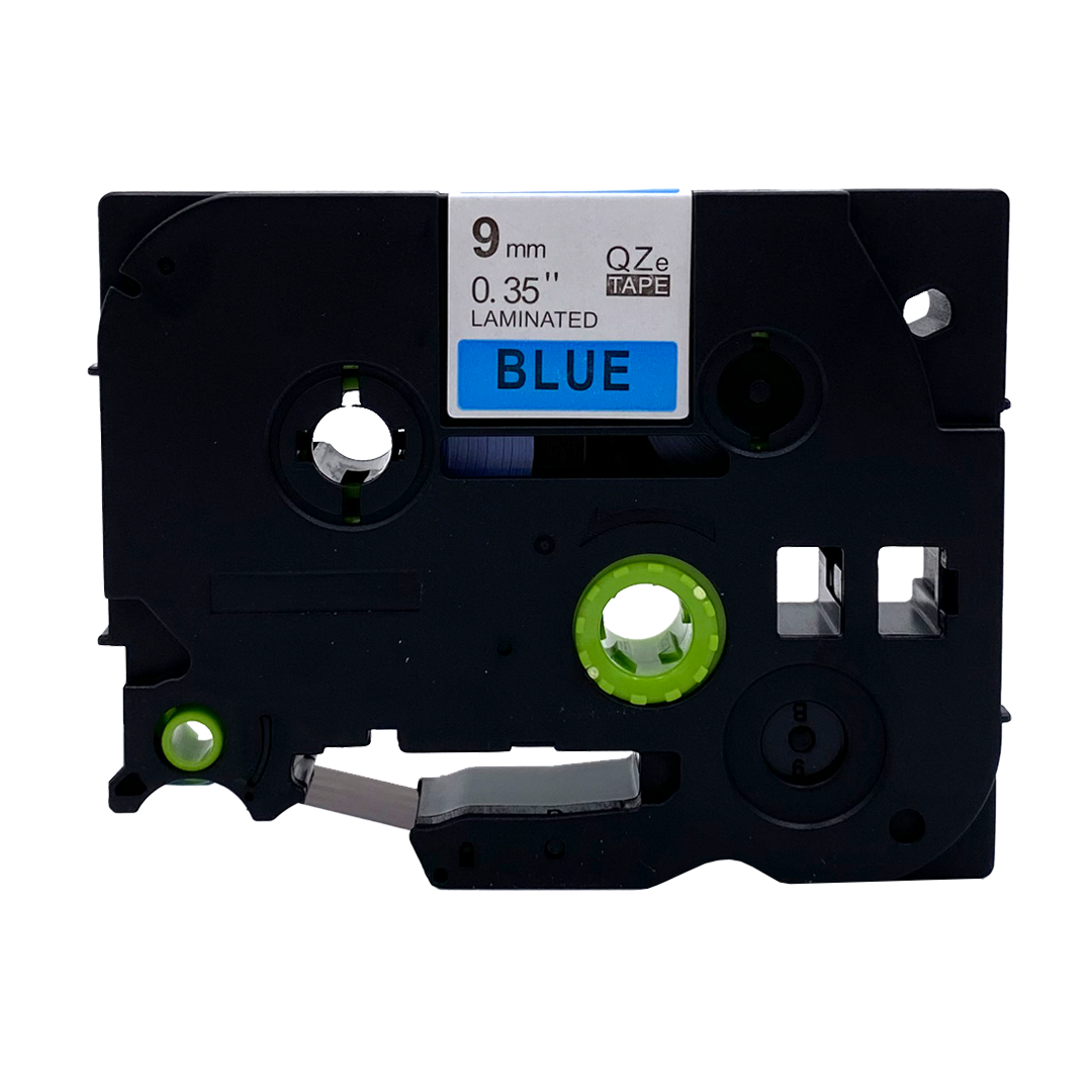 Zwarte label tape cartridge met blauwe tekst op een wit label. Groene en zwarte accenten.