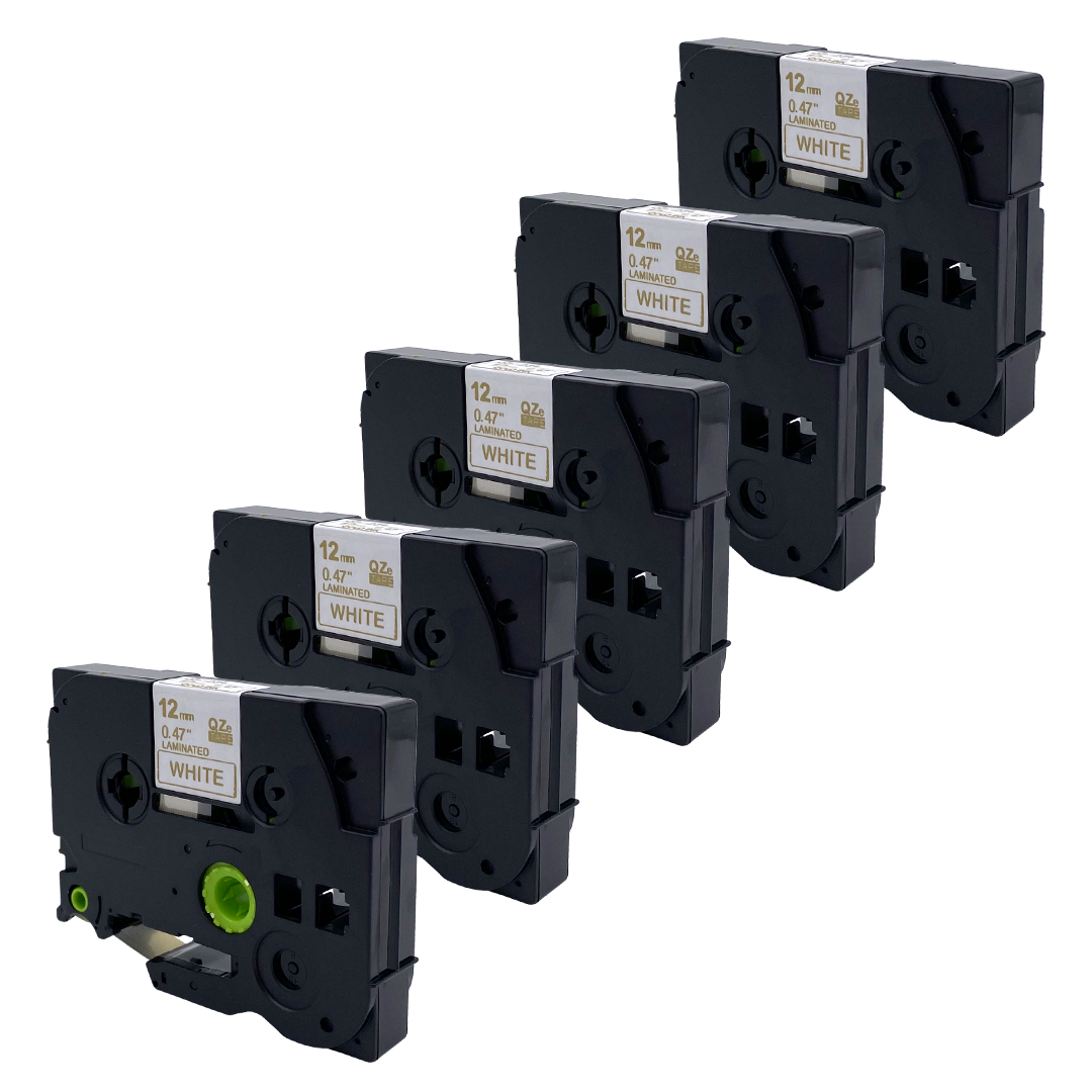 Zwarte labelmaker tapes, met witte labels. Zwarte plastic cartridges met groene accenten. Label: 'Wit'.
