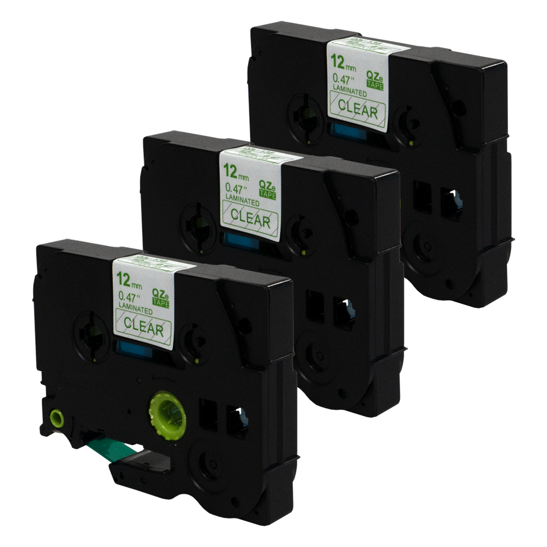 Drie zwarte labelmaker tape cartridges met transparante tape en labels.
