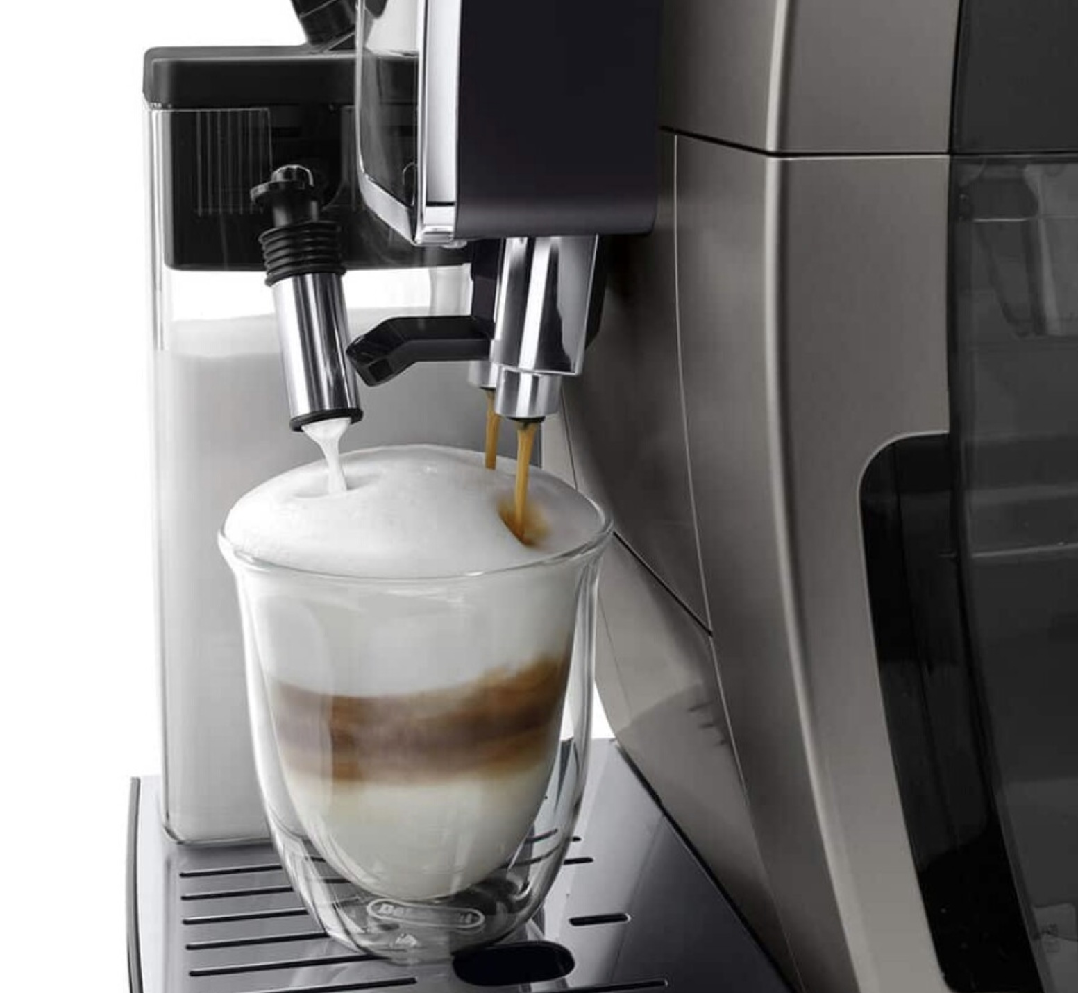 Una máquina de café que dispensa café con espuma en un vaso.
