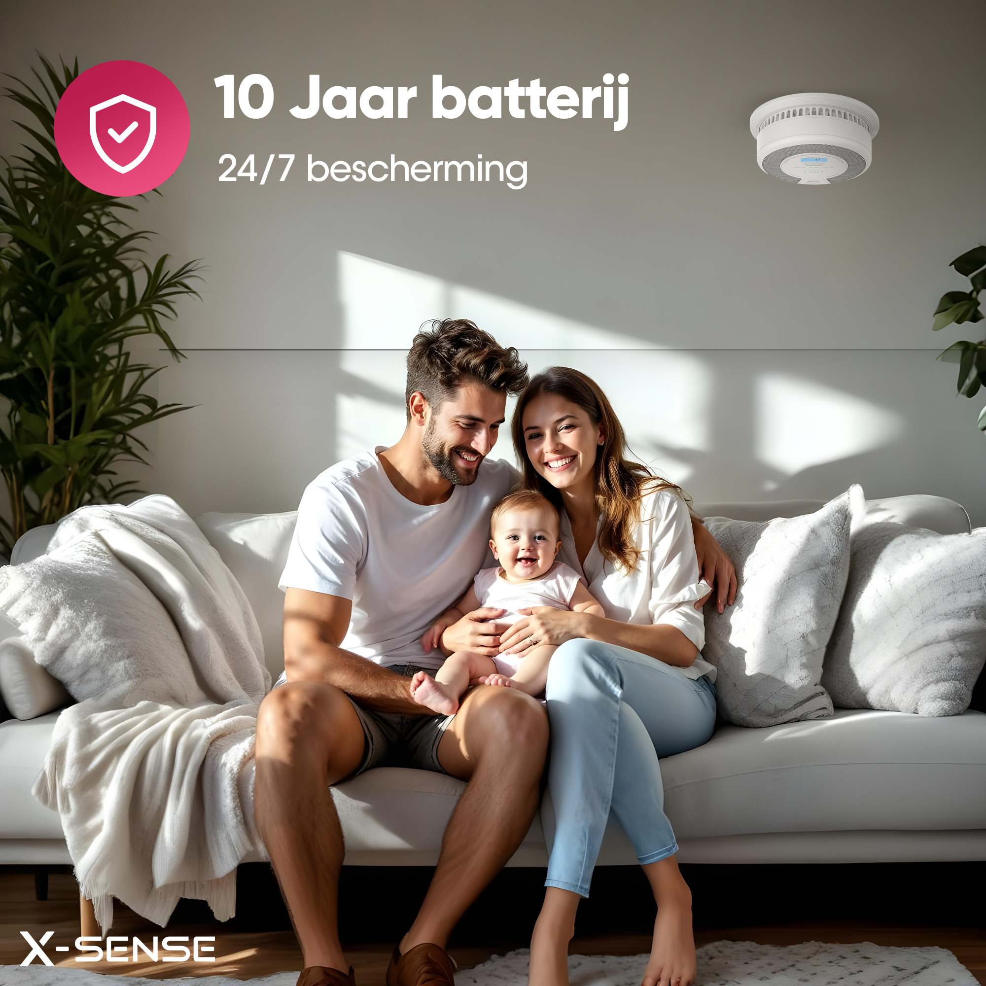 Familie mit Baby auf Sofa, Rauchmelder an der Decke.