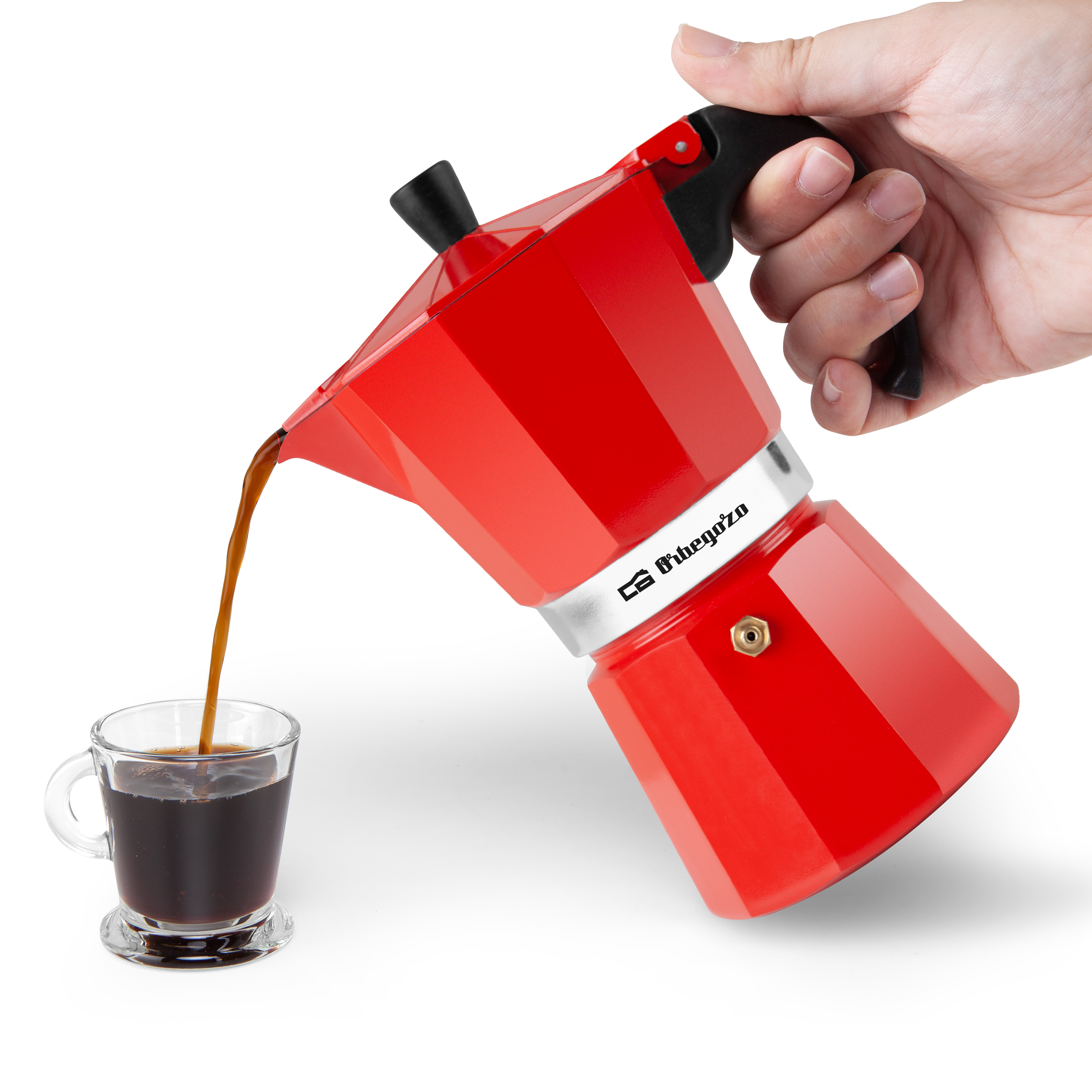 Czerwony ekspres Moka nalewa kawę do przezroczystego szklanego kubka. Ręka trzyma dzbanek.