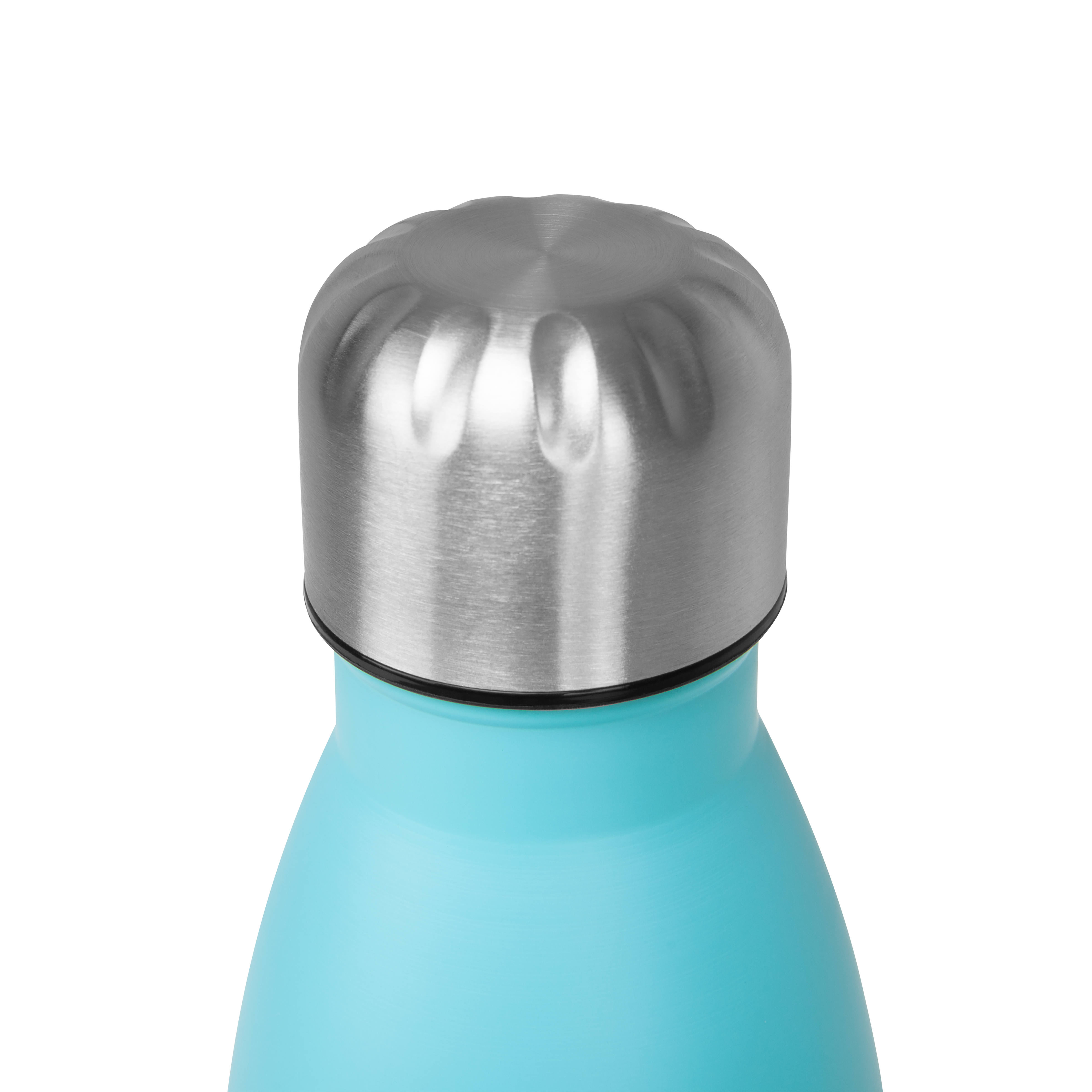 Primer plano de una botella de agua azul con tapa plateada.