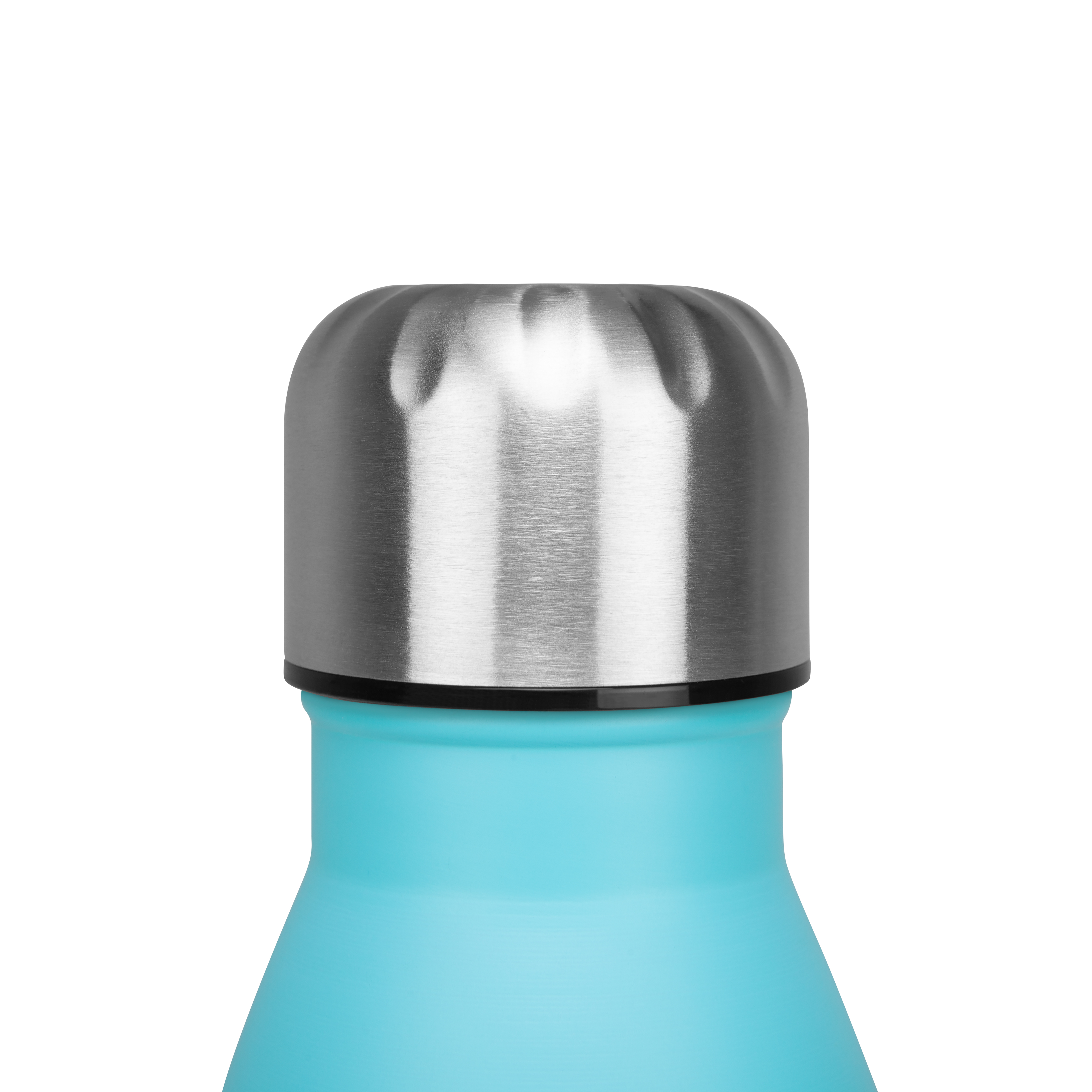 Primer plano de una botella de agua turquesa con tapa plateada. Fondo blanco.