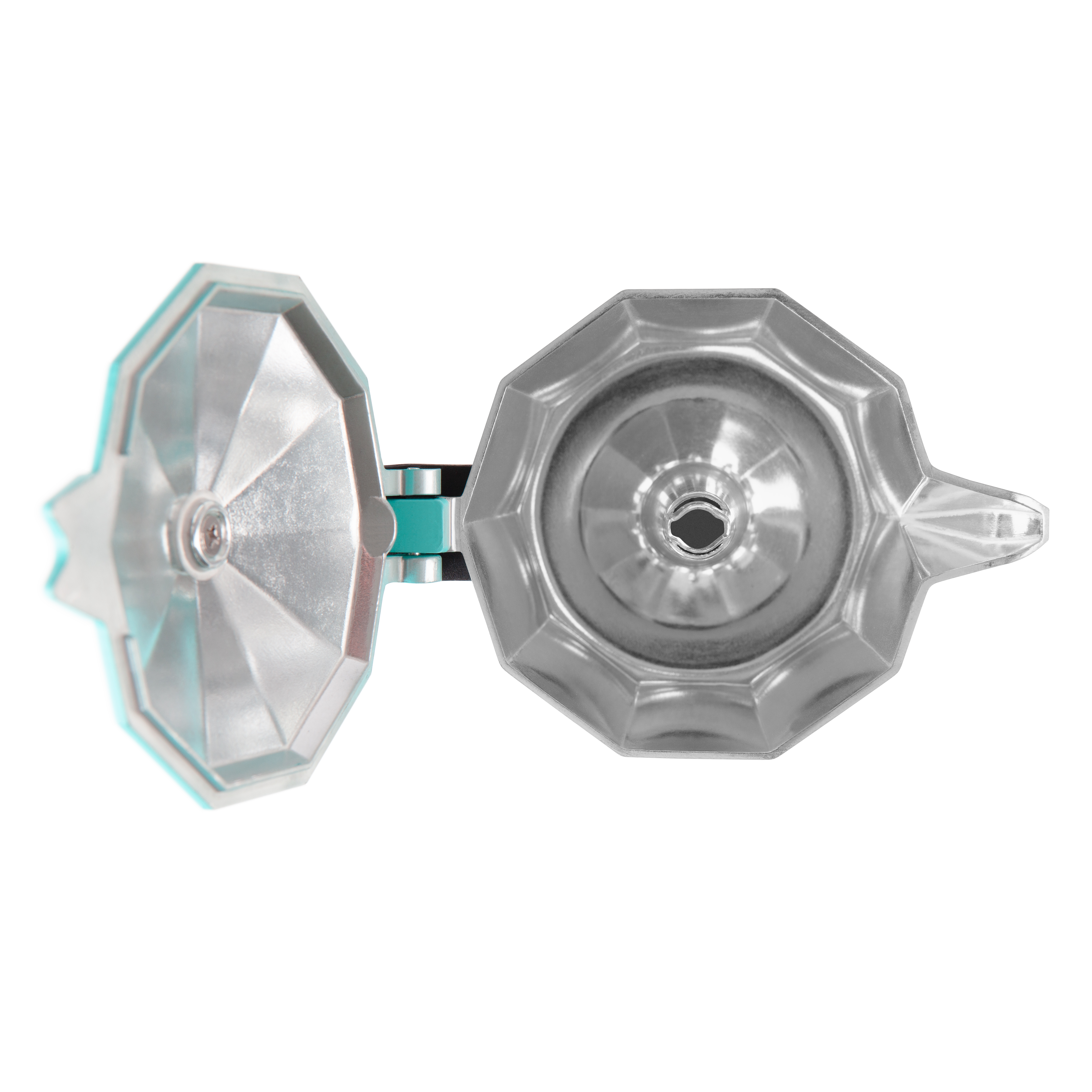 Widok z góry na metalowy ekspres do kawy. Pokrywa jest otwarta. Wnętrze jest srebrne.