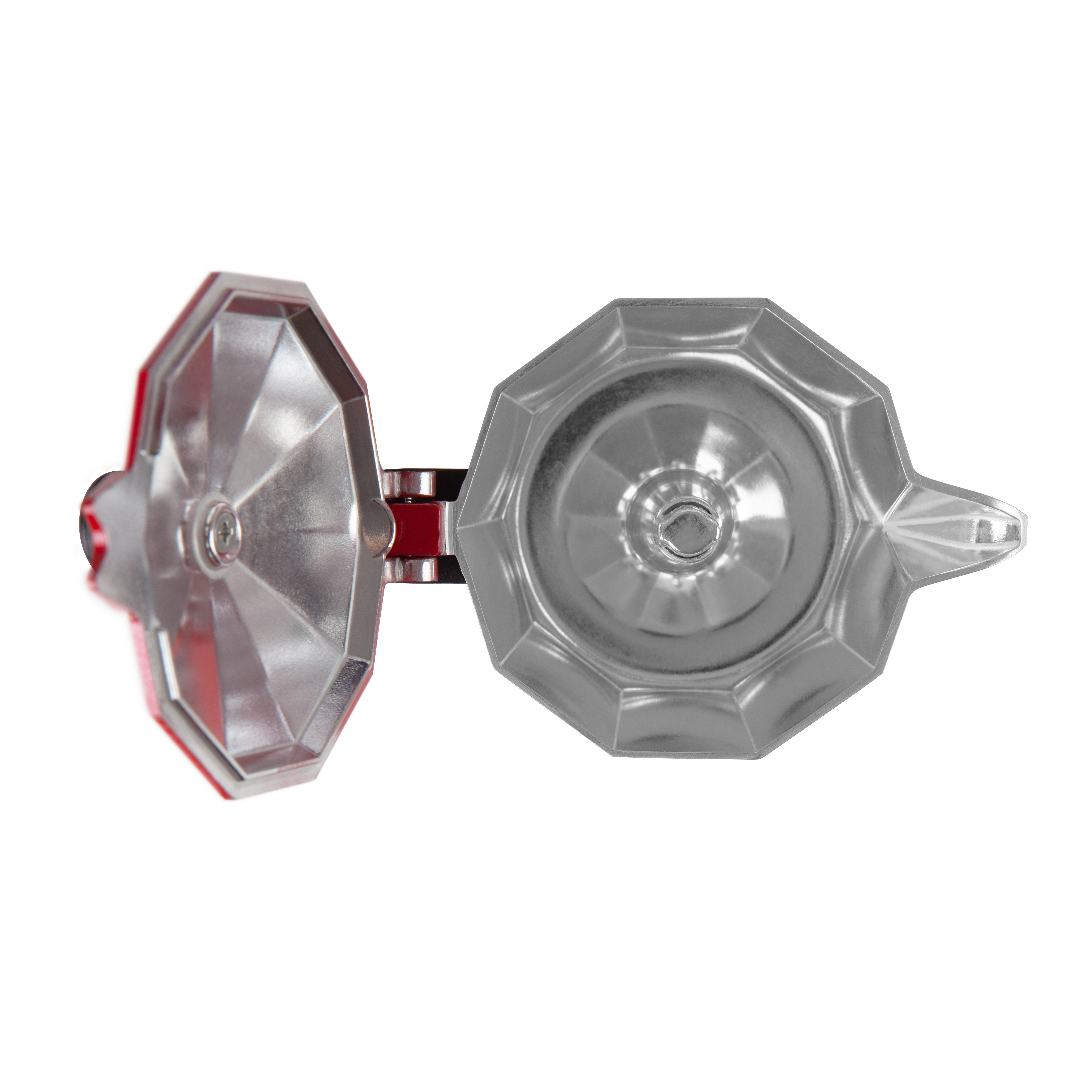 Otwarty ekspres do kawy, widok z góry. Srebrne wnętrze, czerwone akcenty, białe tło.