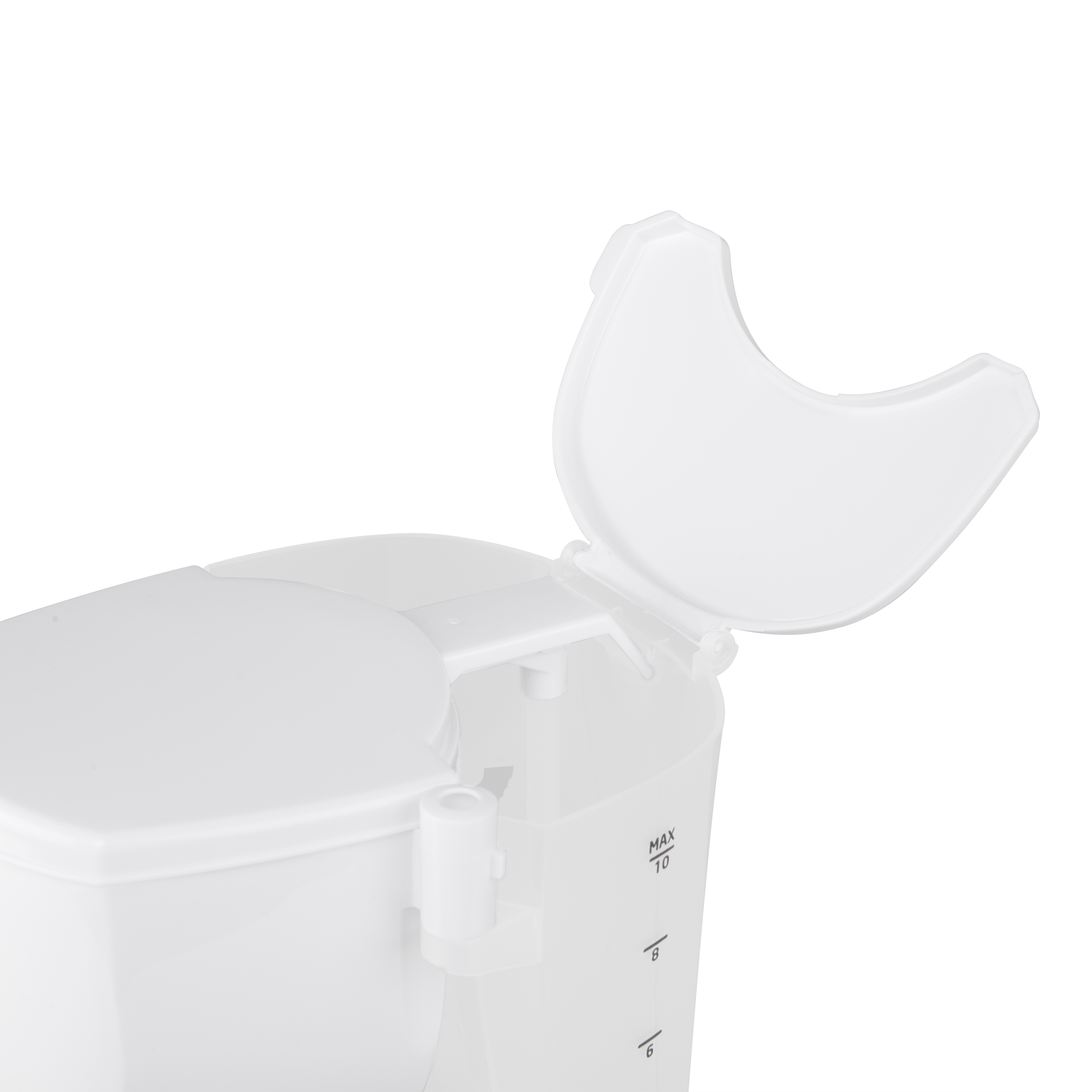 Una cafetera blanca. La tapa está abierta y el depósito de agua es visible con marcas de nivel.