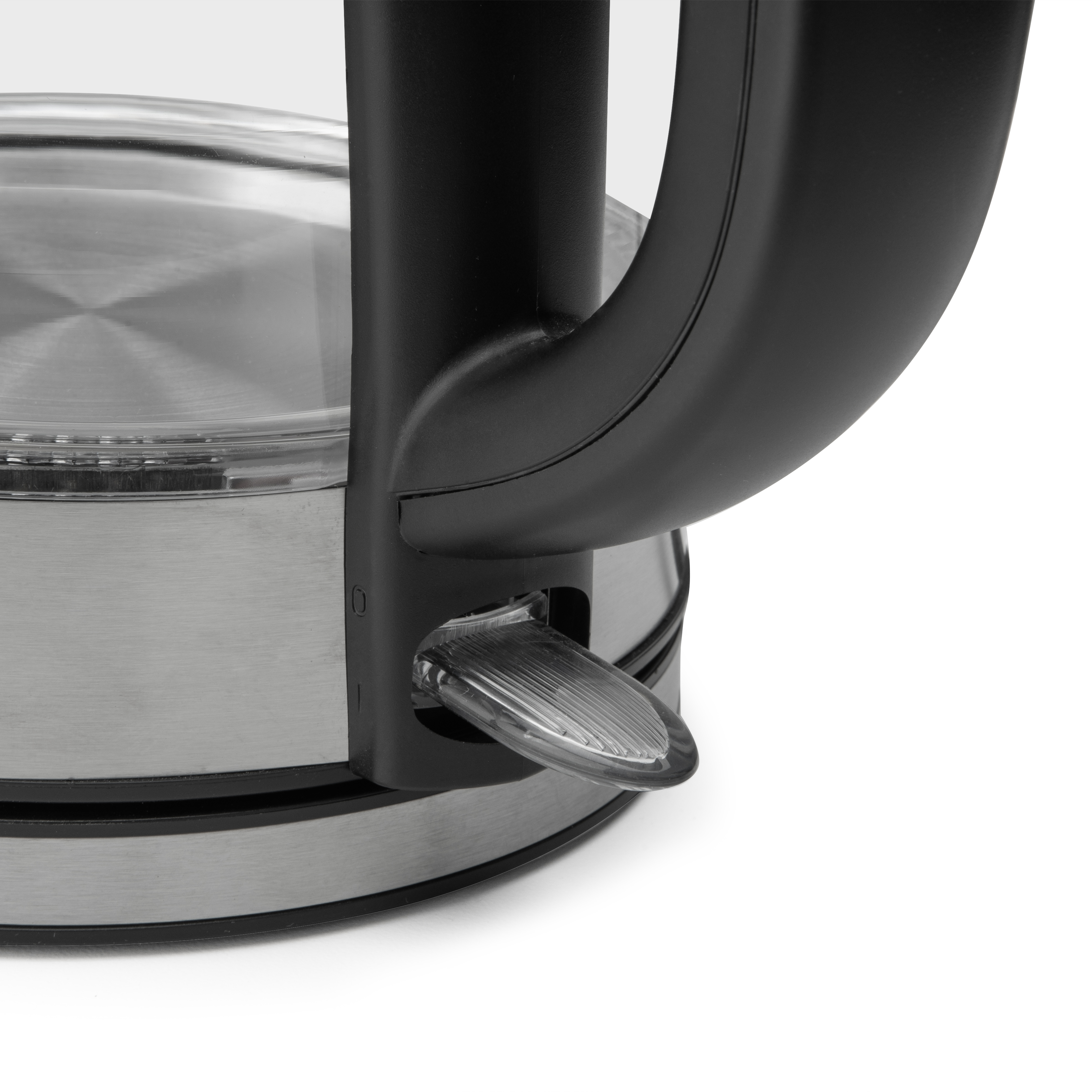 Zbliżenie czajnika elektrycznego z czarnym uchwytem i przezroczystym wskaźnikiem poziomu wody.