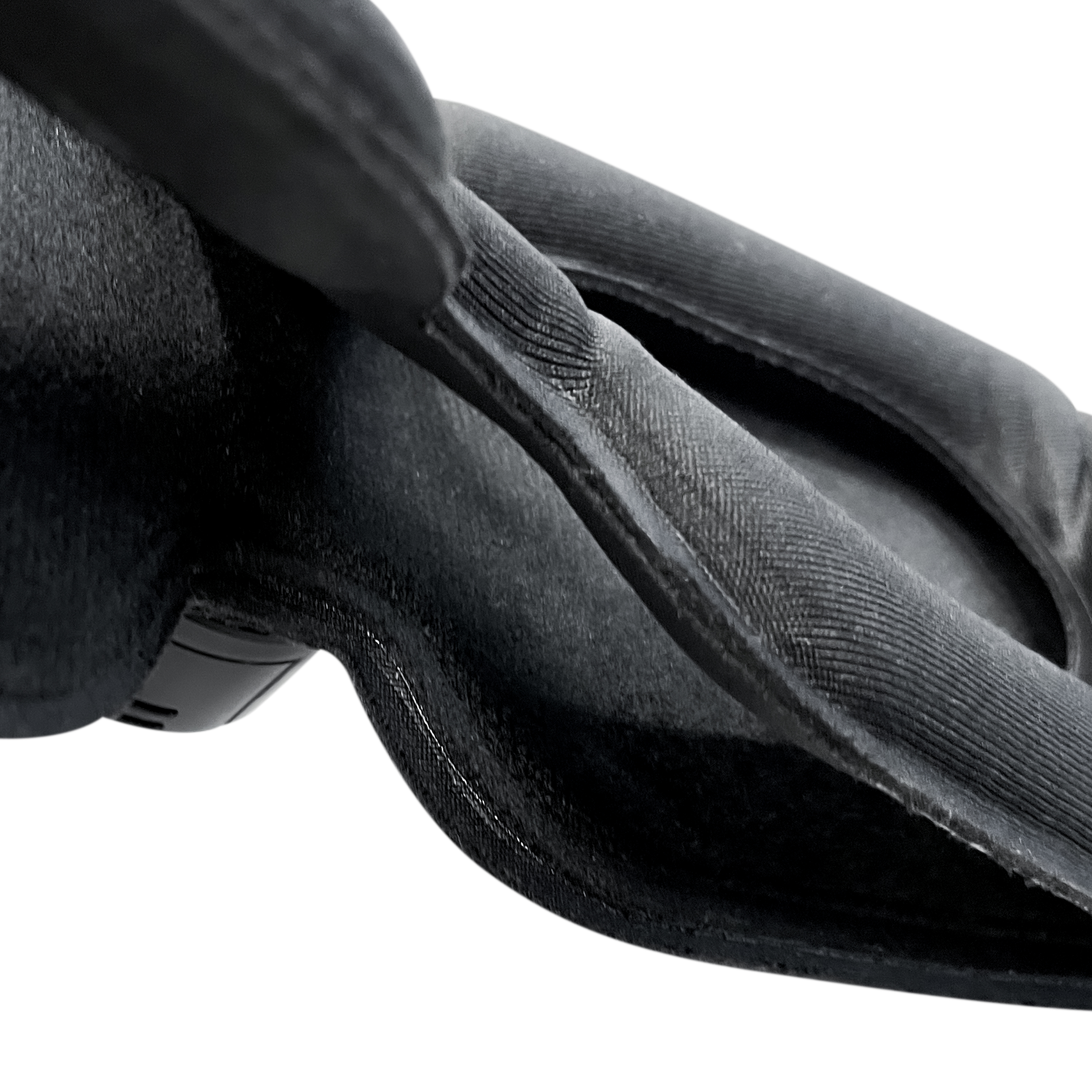 Schwarzes VR-Headset, teilweise sichtbar. Es besteht aus geripptem Material. Weißer Hintergrund.