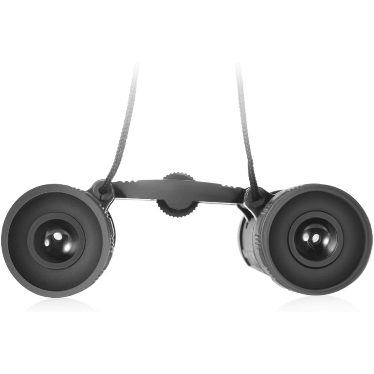 Binoculares negros colgando de un cordón negro, sobre un fondo blanco. Las lentes miran hacia adelante.