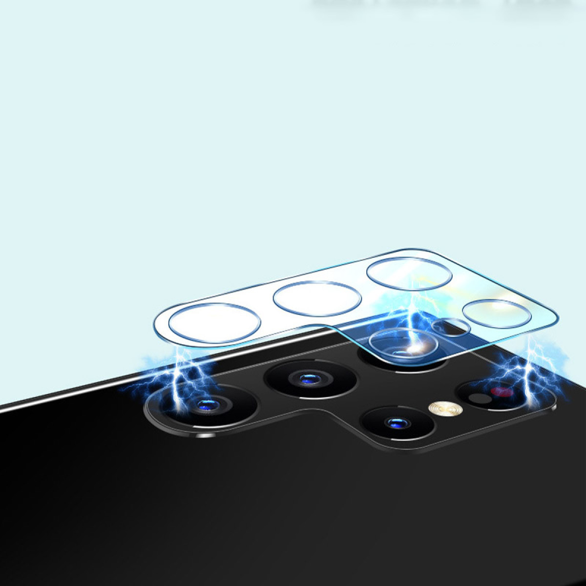 La fotocamera di un telefono con una copertura protettiva blu. Il telefono è nero.
