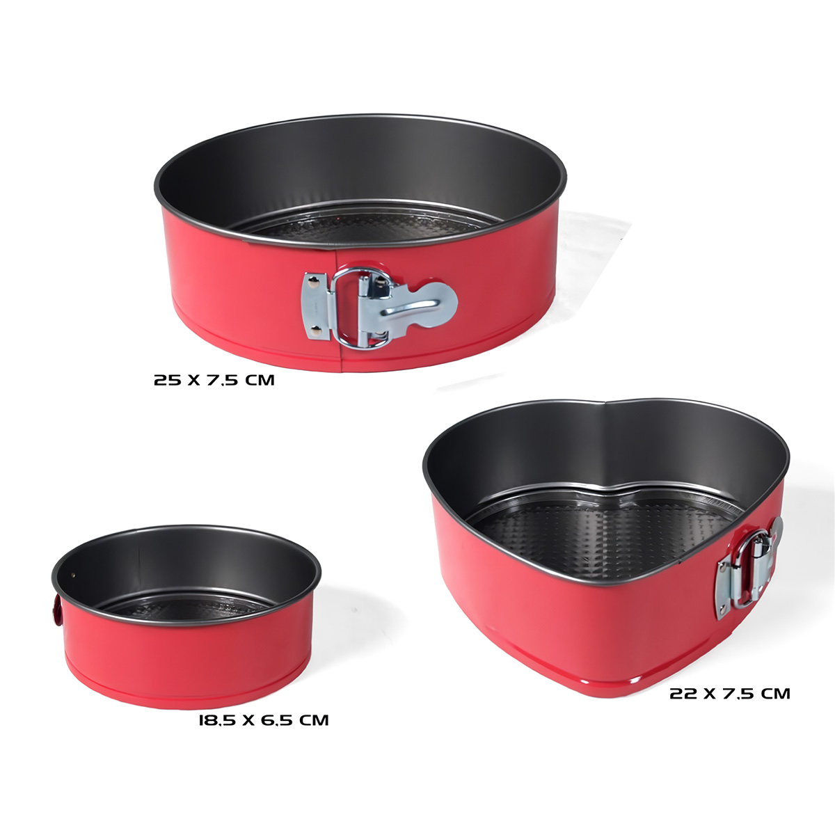 Tres moldes rojos para pasteles de diferentes formas y tamaños sobre un fondo blanco.