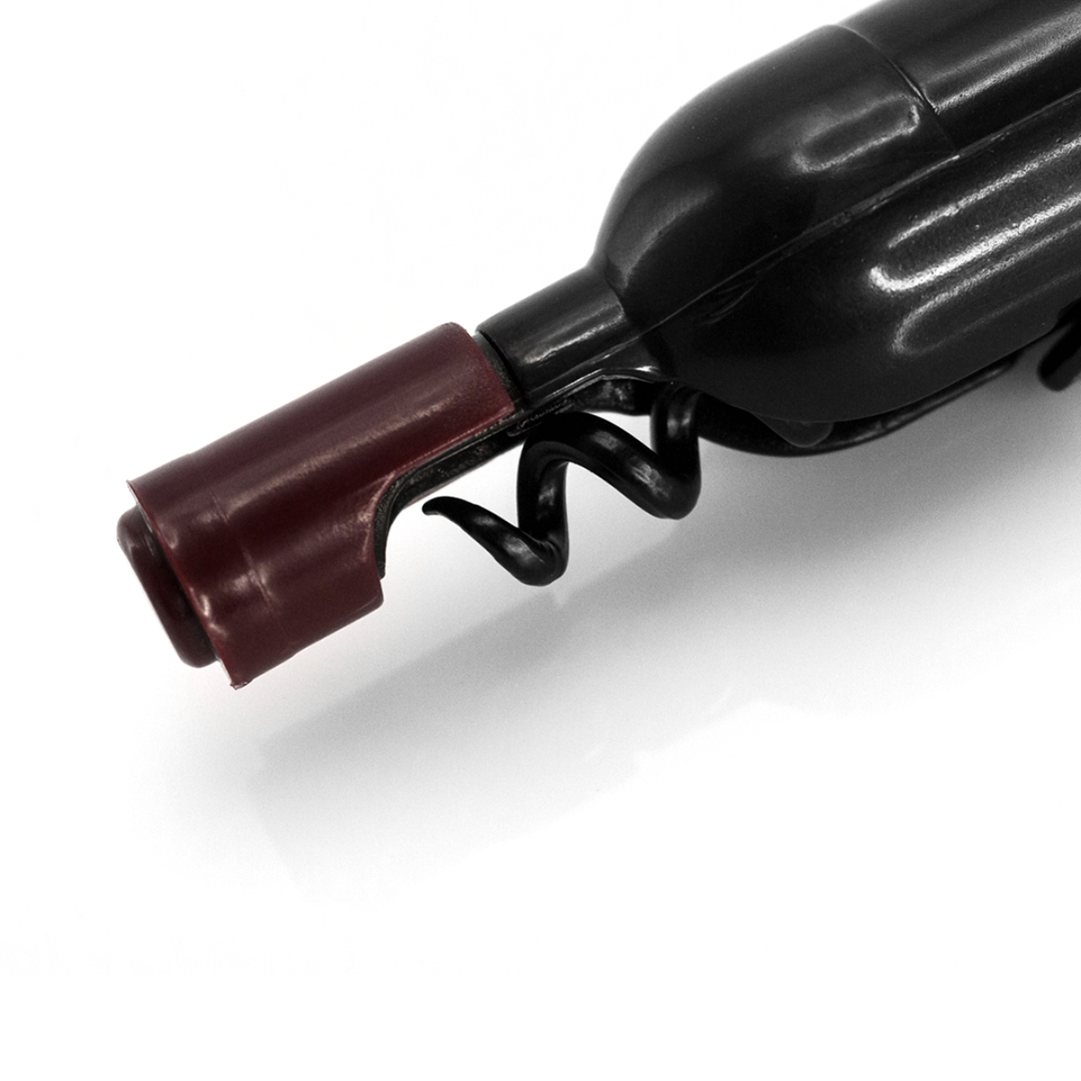 Primer plano de un abridor de botellas de vino con cuerpo negro y cortador de lámina rojo.