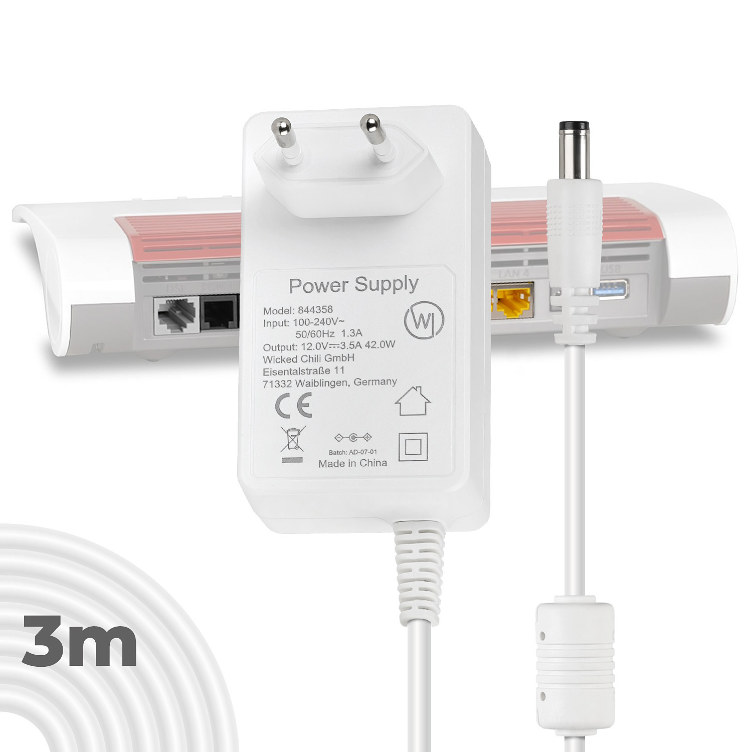 Weißes Netzteil mit Stecker und Kabel, ein Gerät im Hintergrund.