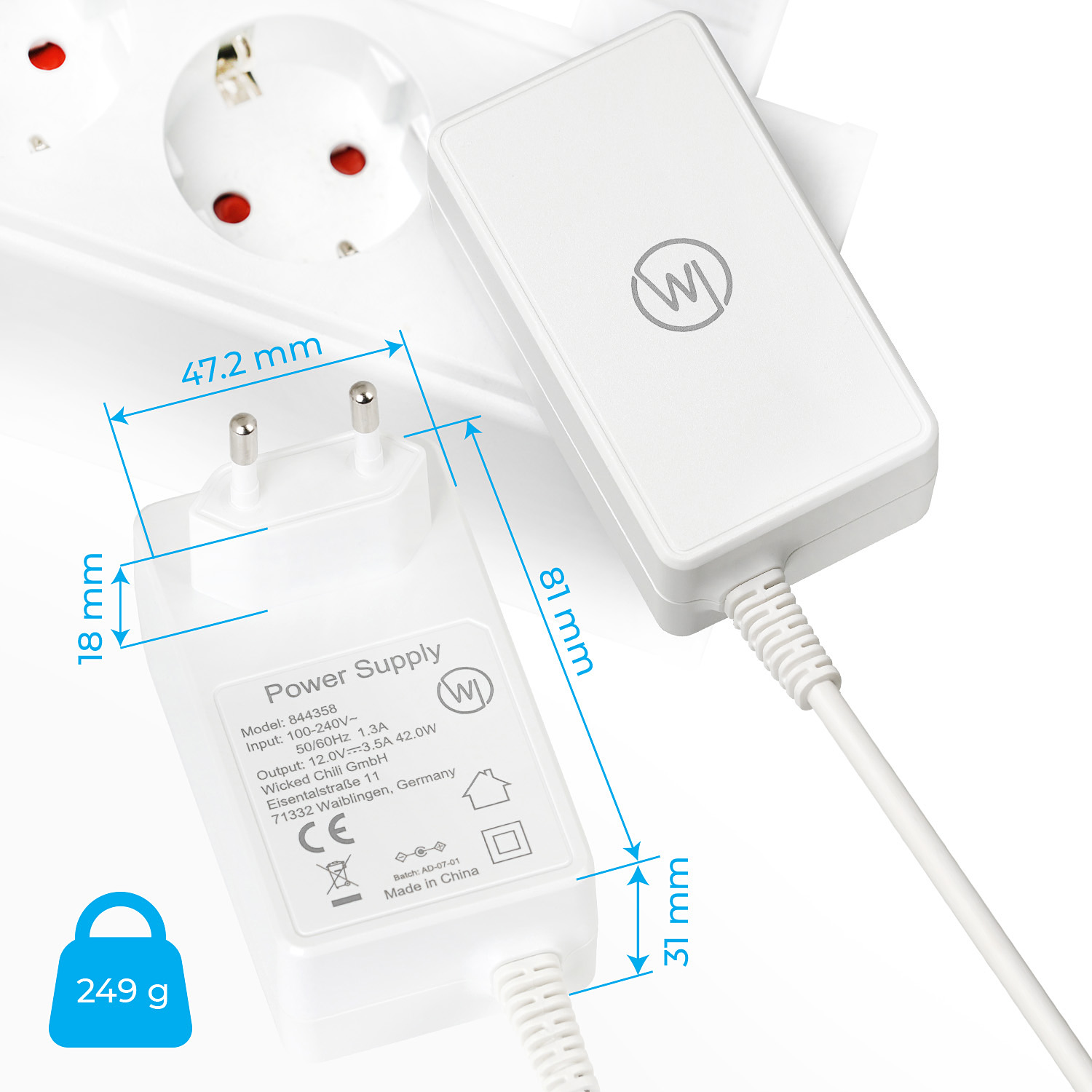 Weißes Netzteil mit Abmessungen. Weißer Stecker und weiße Box vor weißem Hintergrund.