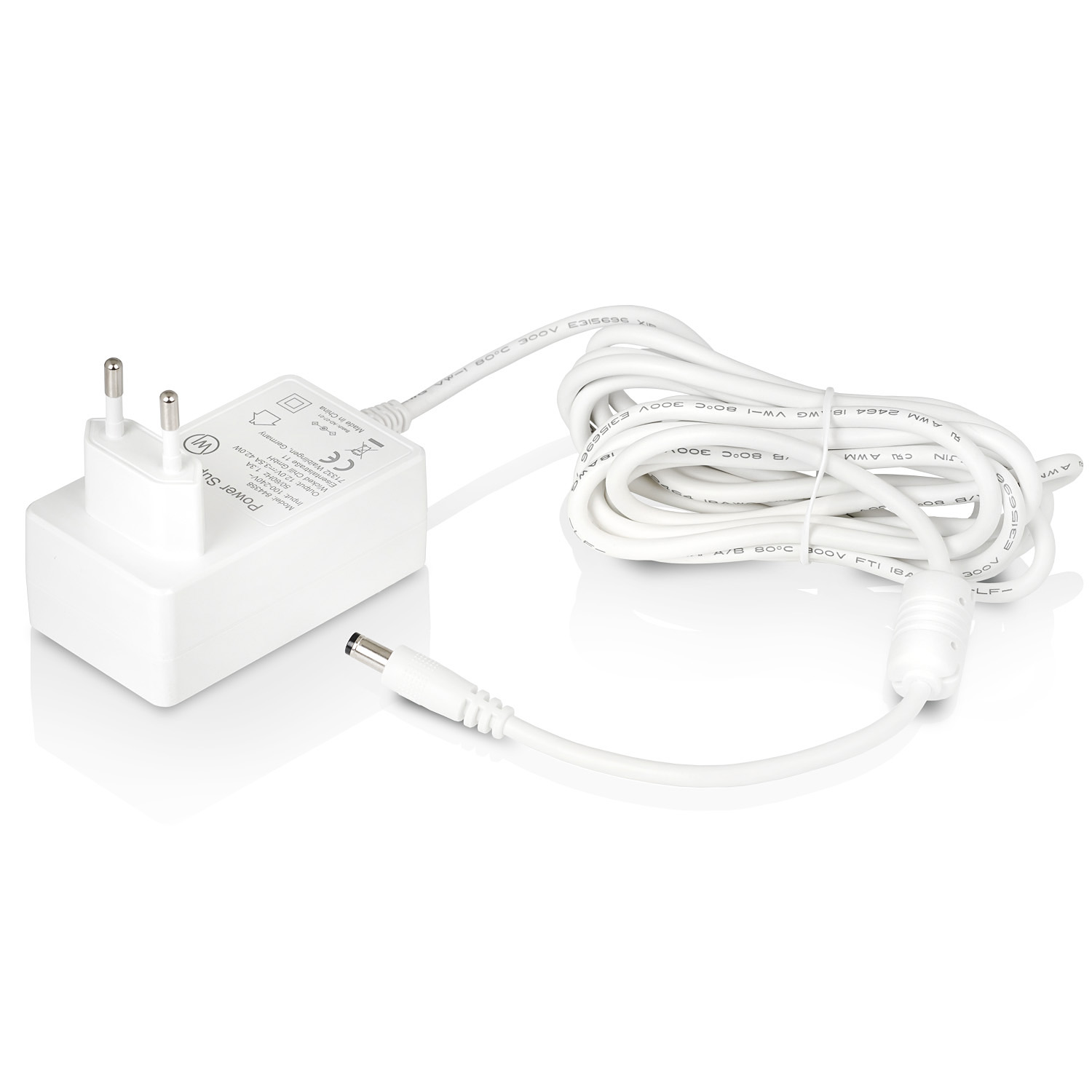 Weißes Netzteil mit weißem Kabel und Stecker.