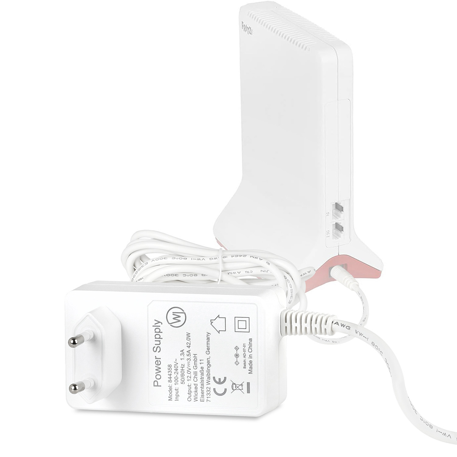 Ein weißer Router und ein Netzteil mit Stecker.