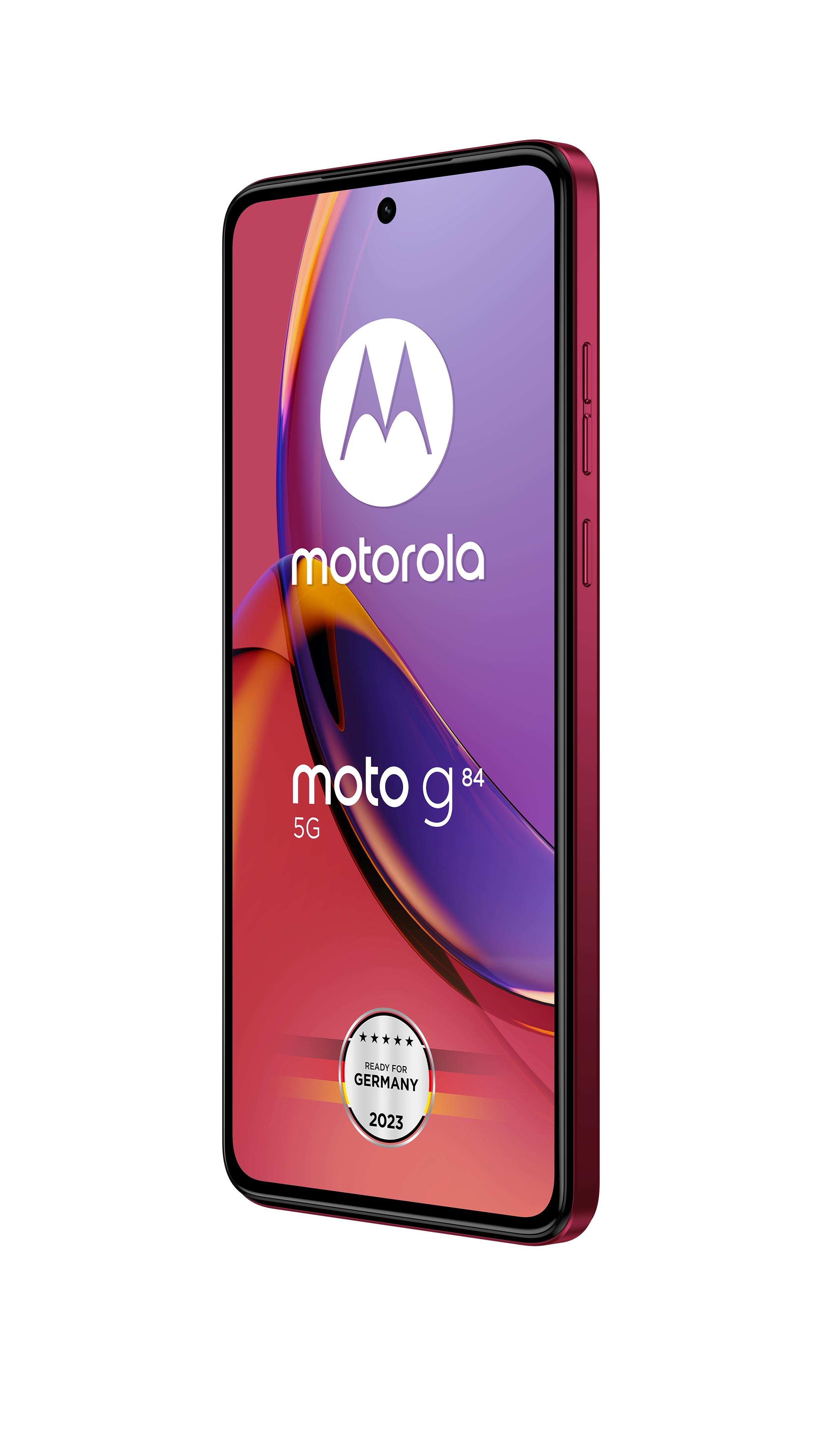Czerwony smartfon Motorola Moto g84 5G, widok pod kątem, z logo i nazwą modelu.