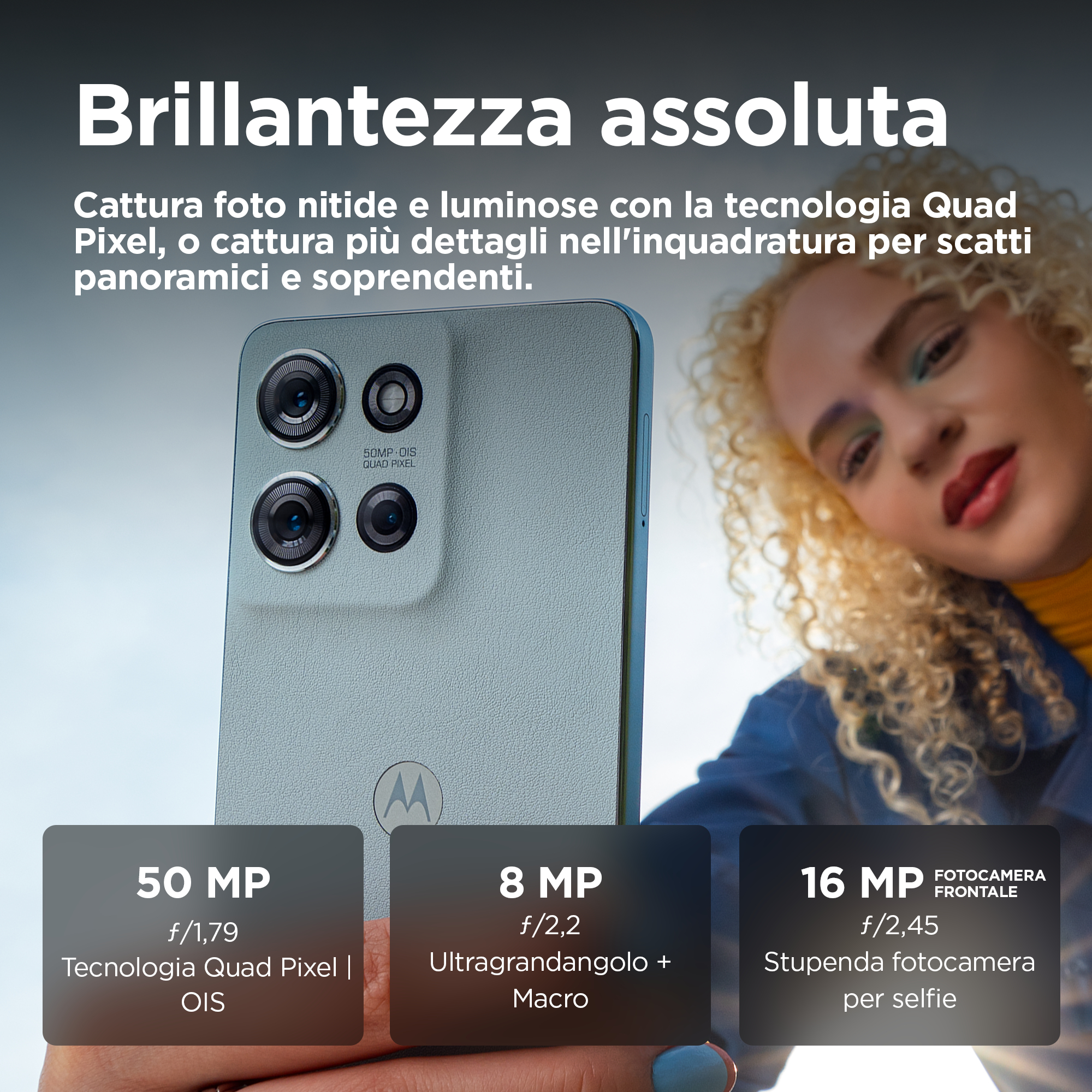 Kobieta trzyma telefon ze specyfikacjami aparatu, tekstem w tle i osobą z kręconymi włosami.