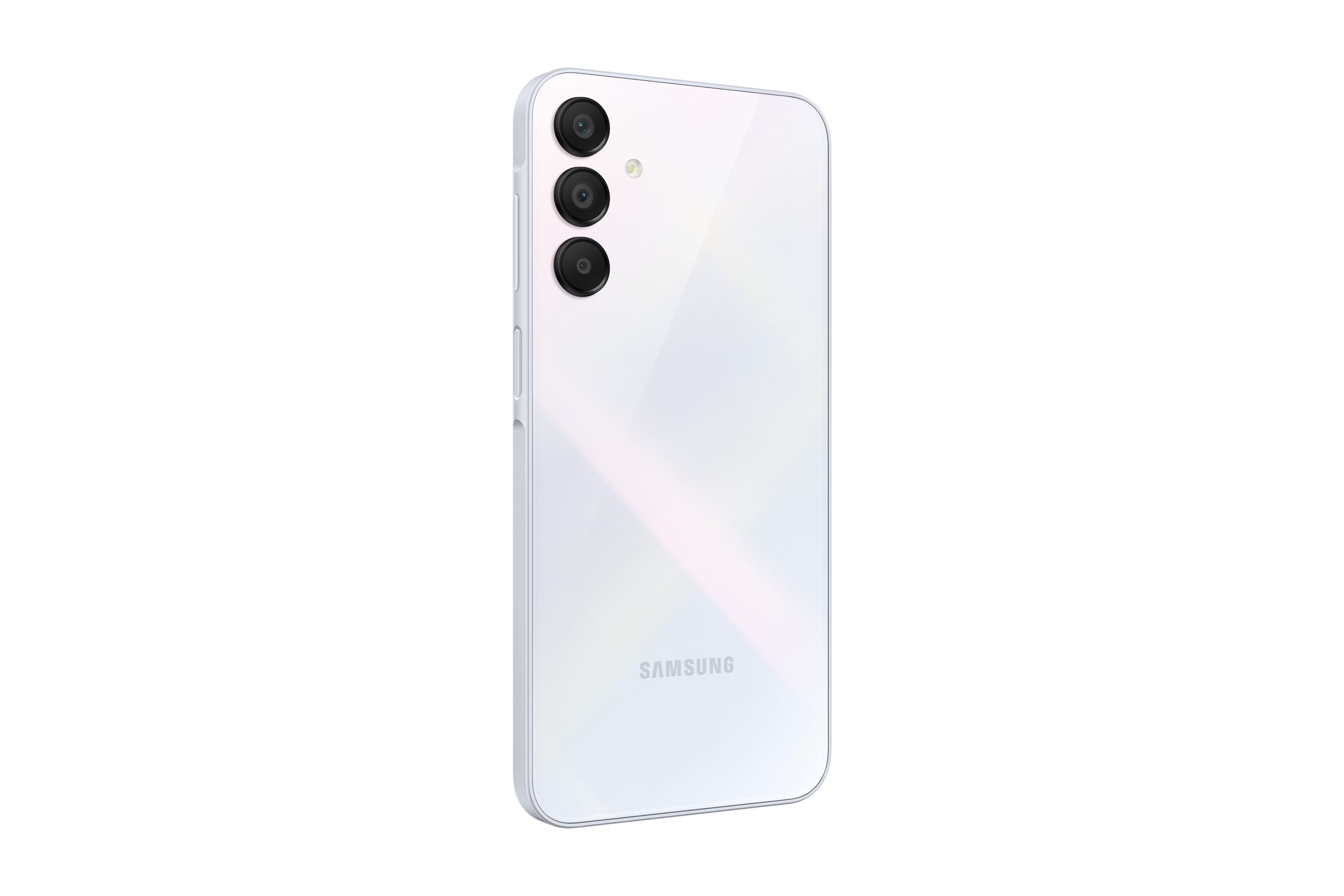 Üç dikey hizalı kameraya ve Samsung logosuna sahip beyaz bir Samsung telefonun arkası.