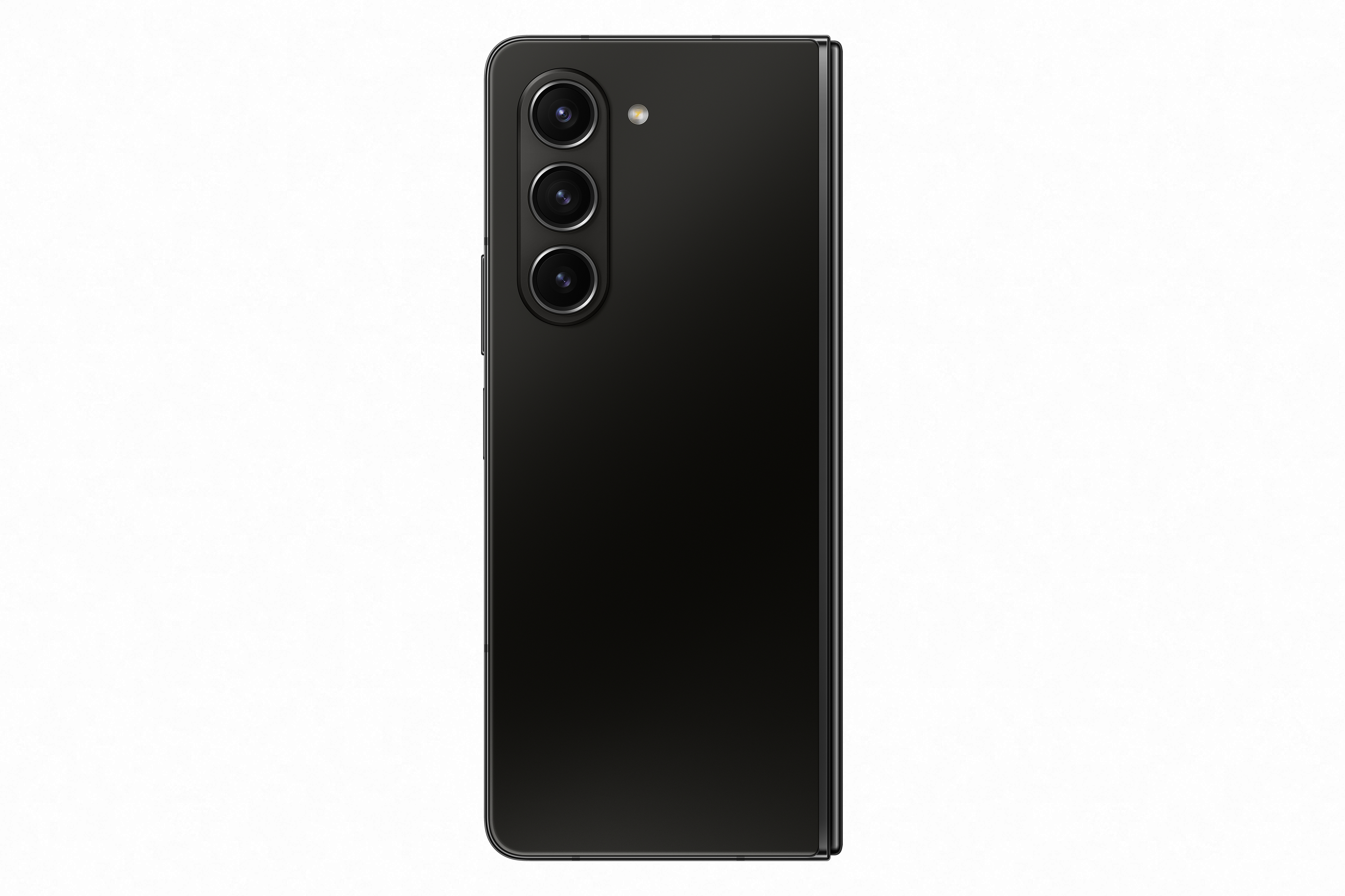 Beyaz bir arka plan üzerinde, üç arka kamerası olan, siyah, kapalı, katlanabilir bir akıllı telefon.