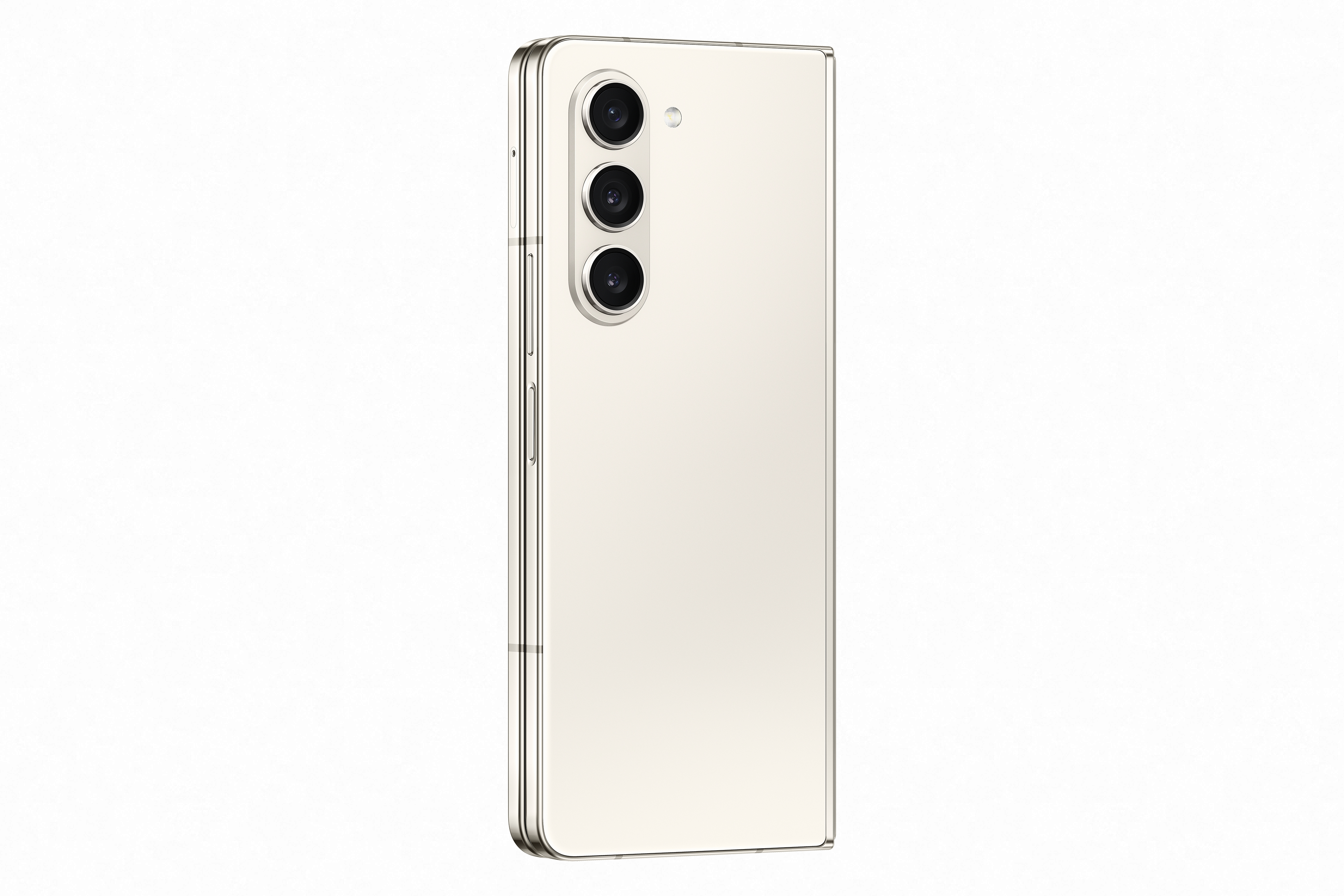 Kapalı, katlanabilir telefon, açık bej rengi, üç kamera, parlak metal çerçeve ve beyaz arka plan.