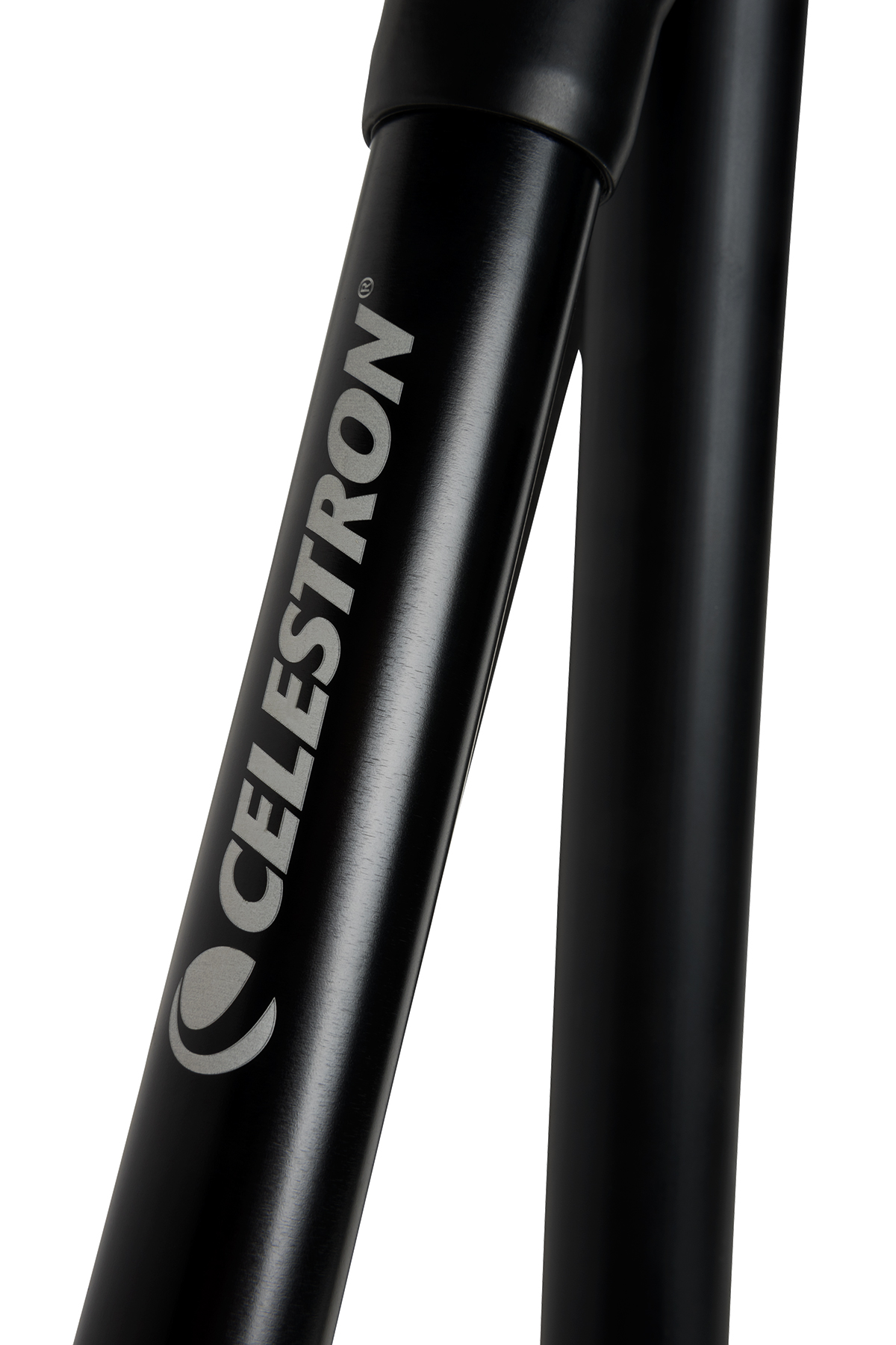 Nahaufnahme eines Celestron Teleskoptubus, schwarz mit weißem Logo.