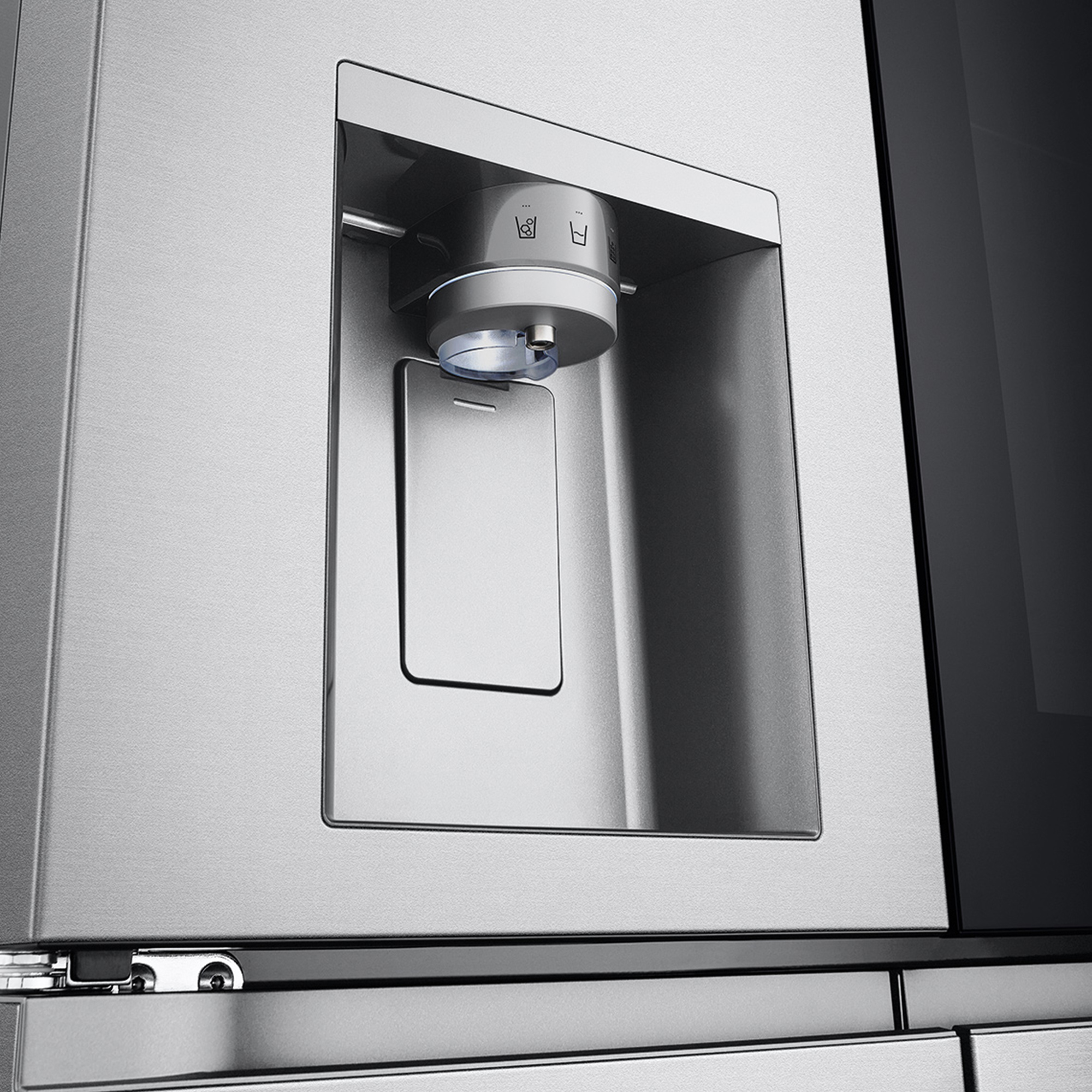 Nahaufnahme eines Edelstahl-Kühlschrank-Wasserspenders. Silber, rechteckig mit kleiner Tür.