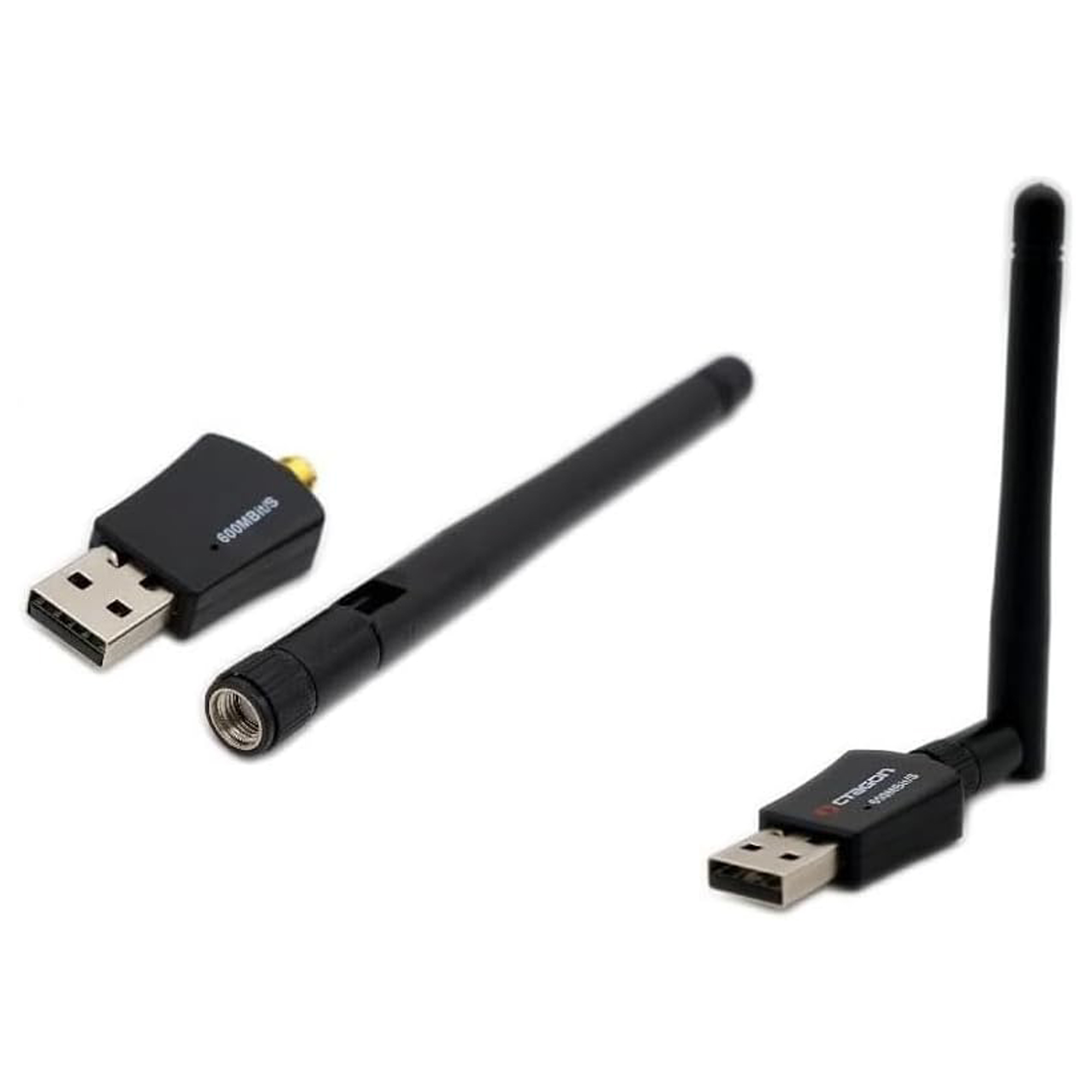 Drei schwarze USB-WLAN-Adapter auf weißem Hintergrund. Zwei haben Antennen, einer ist ein kleiner USB-Stick.