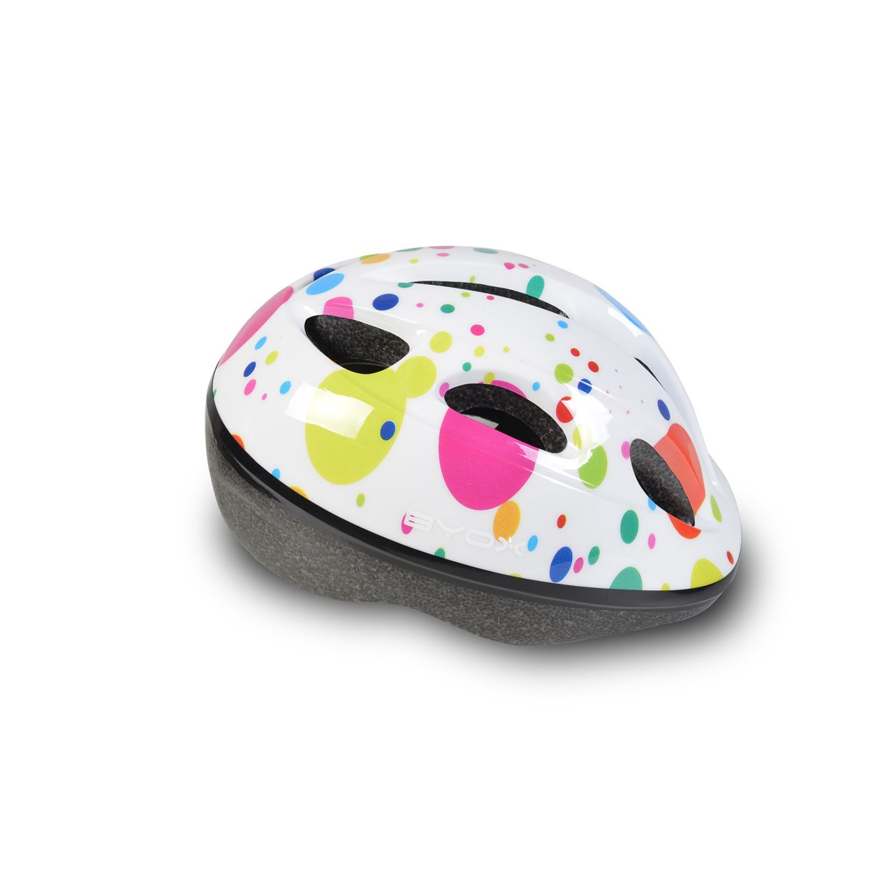 Weißer Kinderhelm mit bunten Punkten auf weißem Hintergrund, mit Schatten.