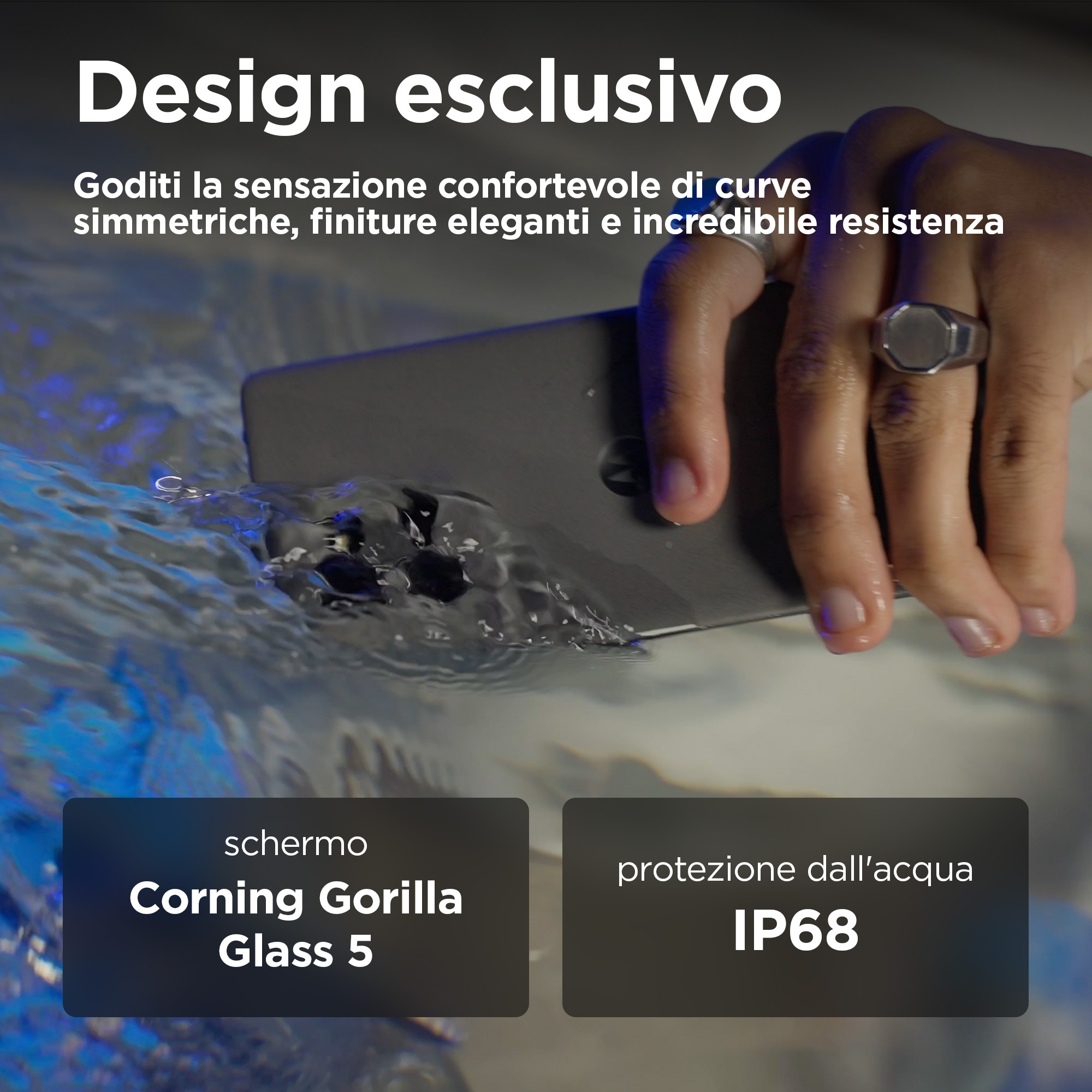 Una mano con un anillo sosteniendo un teléfono en agua, con texto sobre diseño.