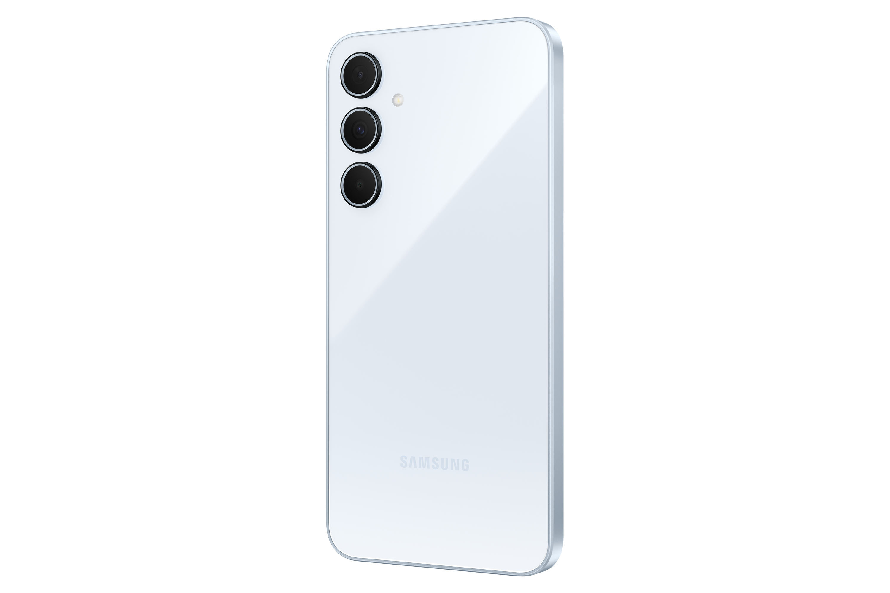 Parte trasera de un teléfono Samsung blanco con tres cámaras.